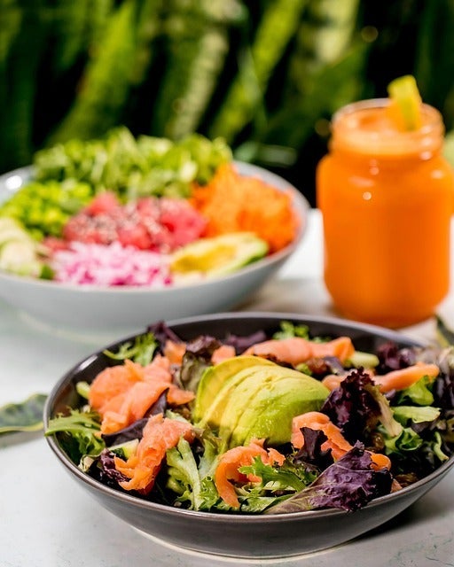 ドレッシングとサラダ