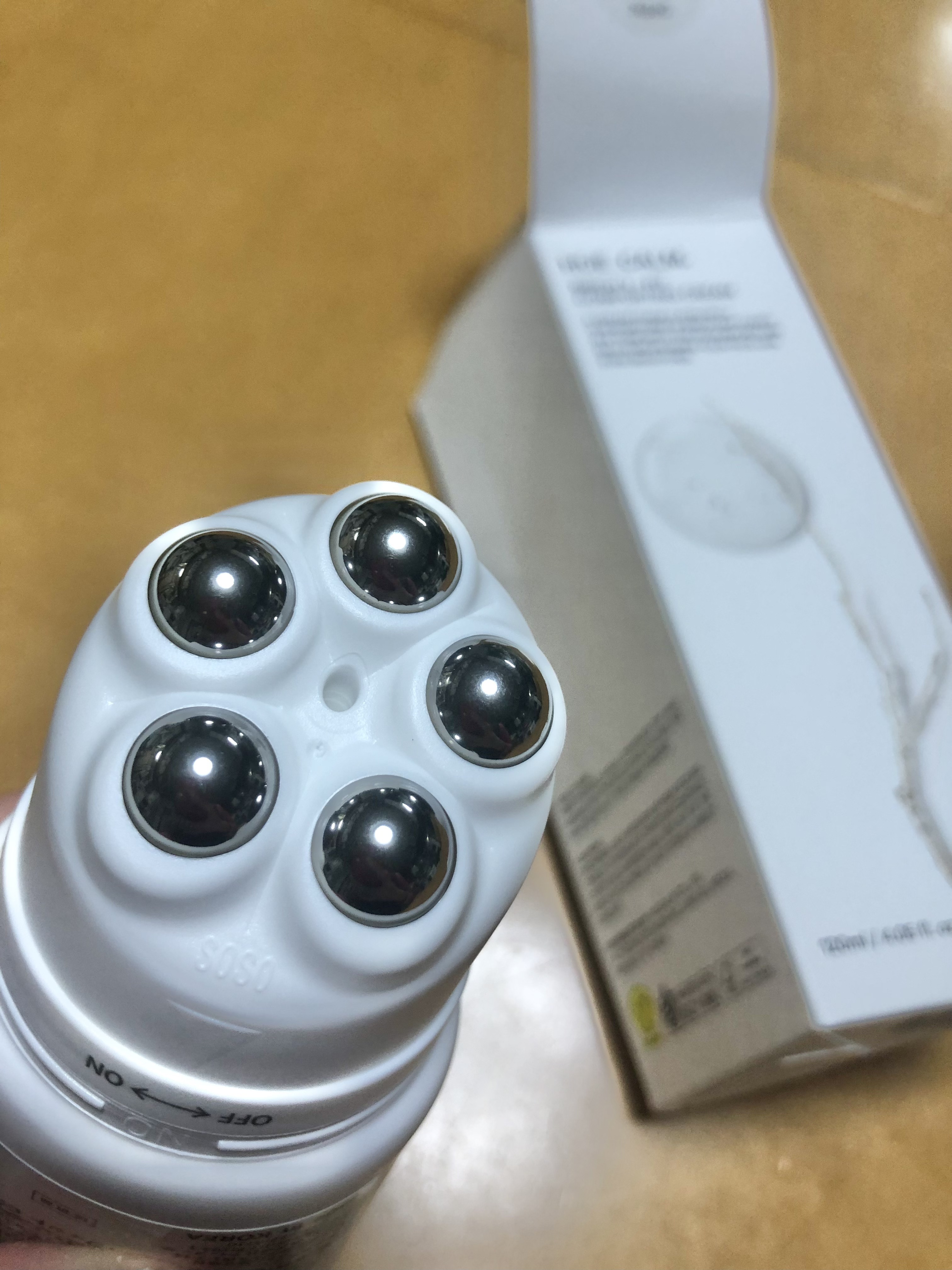 ヒューカームのガンダムみたいな
ゴツい形のクリーム
ローラーでクルクルとマッサージしながら塗る
私みたいに骨っぽい顔立ちだと滑らかに塗れない（笑）
でも、これで3000円以下だから良いと思う

ここのブランドはほとんどのアイテムが
お肌に合