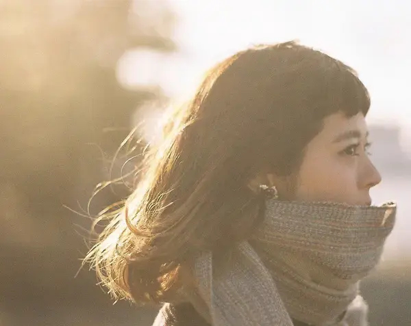 髪にボリュームのある女性