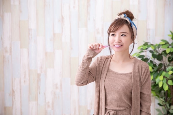 歯を磨いている女性