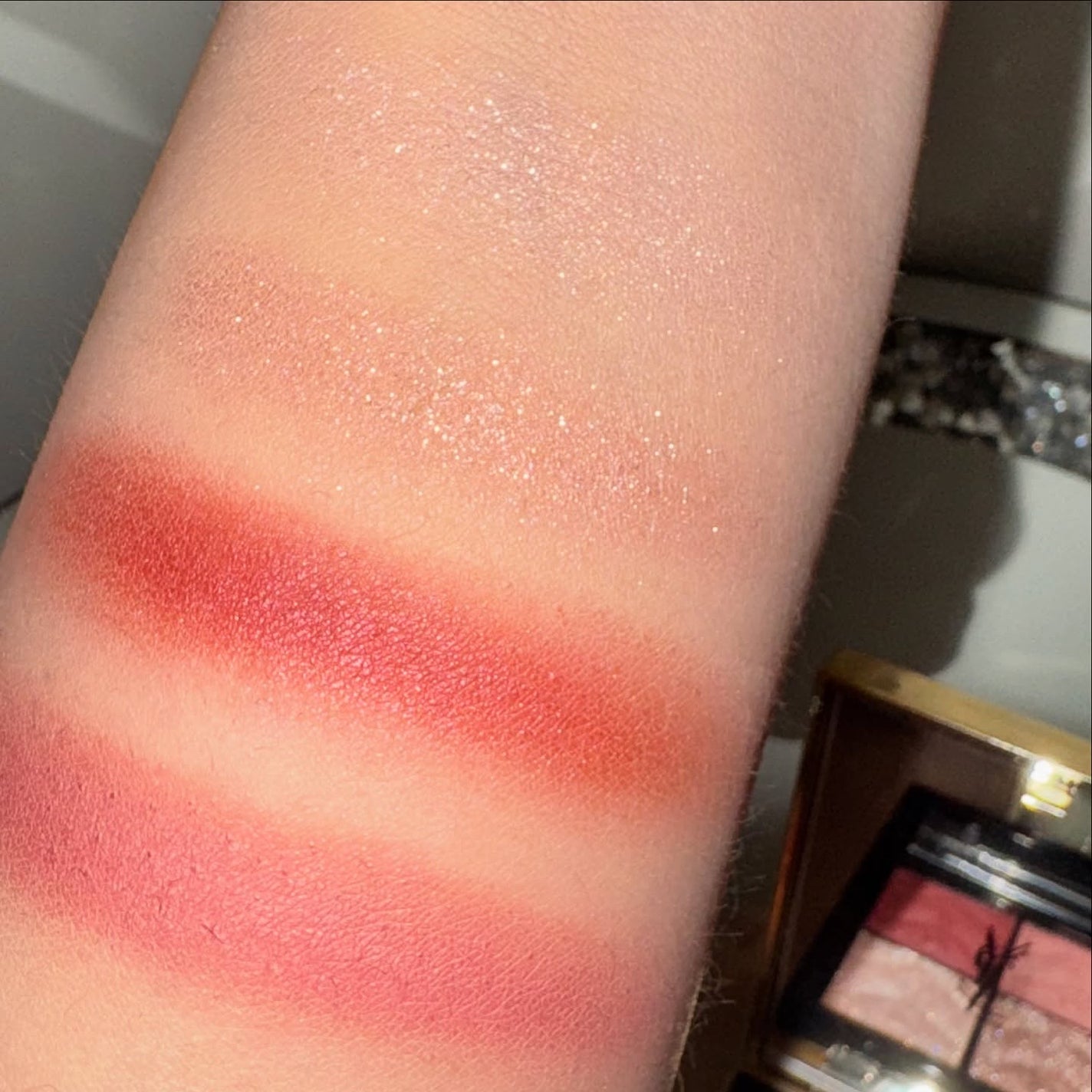 takamura /コスメ on LIPS 「イヴサンローランのアイパレでこれが一番好きラメがキラッキラ🥹♥..」(4枚目)