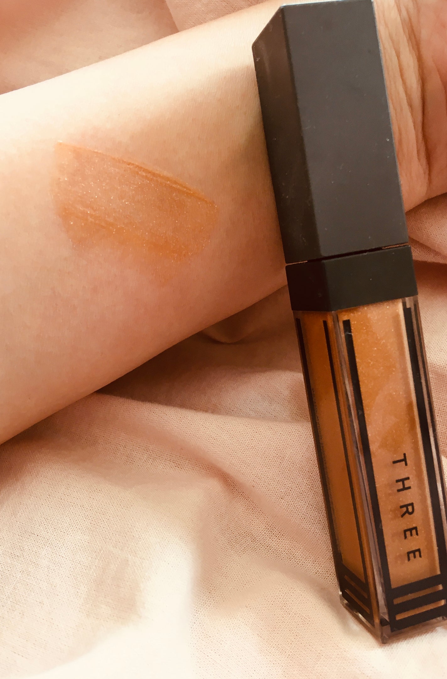 ウイスパーグロスフォーアイ/THREE/リキッドアイシャドウを使ったクチコミ(1枚目)