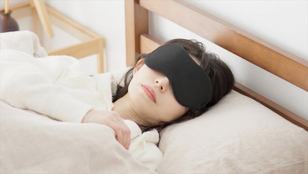 アイマスクを付けて寝る女性