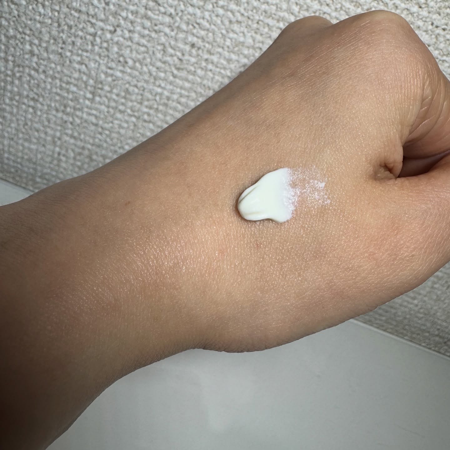 アクアリッチ エアリーホールドクリーム（呼吸感ベールUV）/ビオレ/日焼け止めクリームを使ったクチコミ（2枚目）