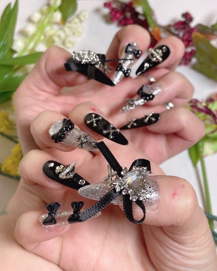 しのち☀️ビューティー on LIPS 「初めてネイルチップにチャレンジしてみたぁ🖤ludianaさまの..」(4枚目)