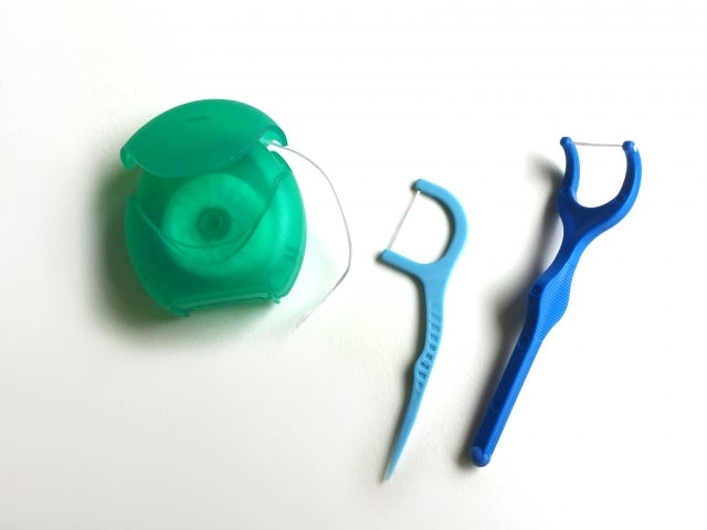 デンタルフロスと歯間ブラシ