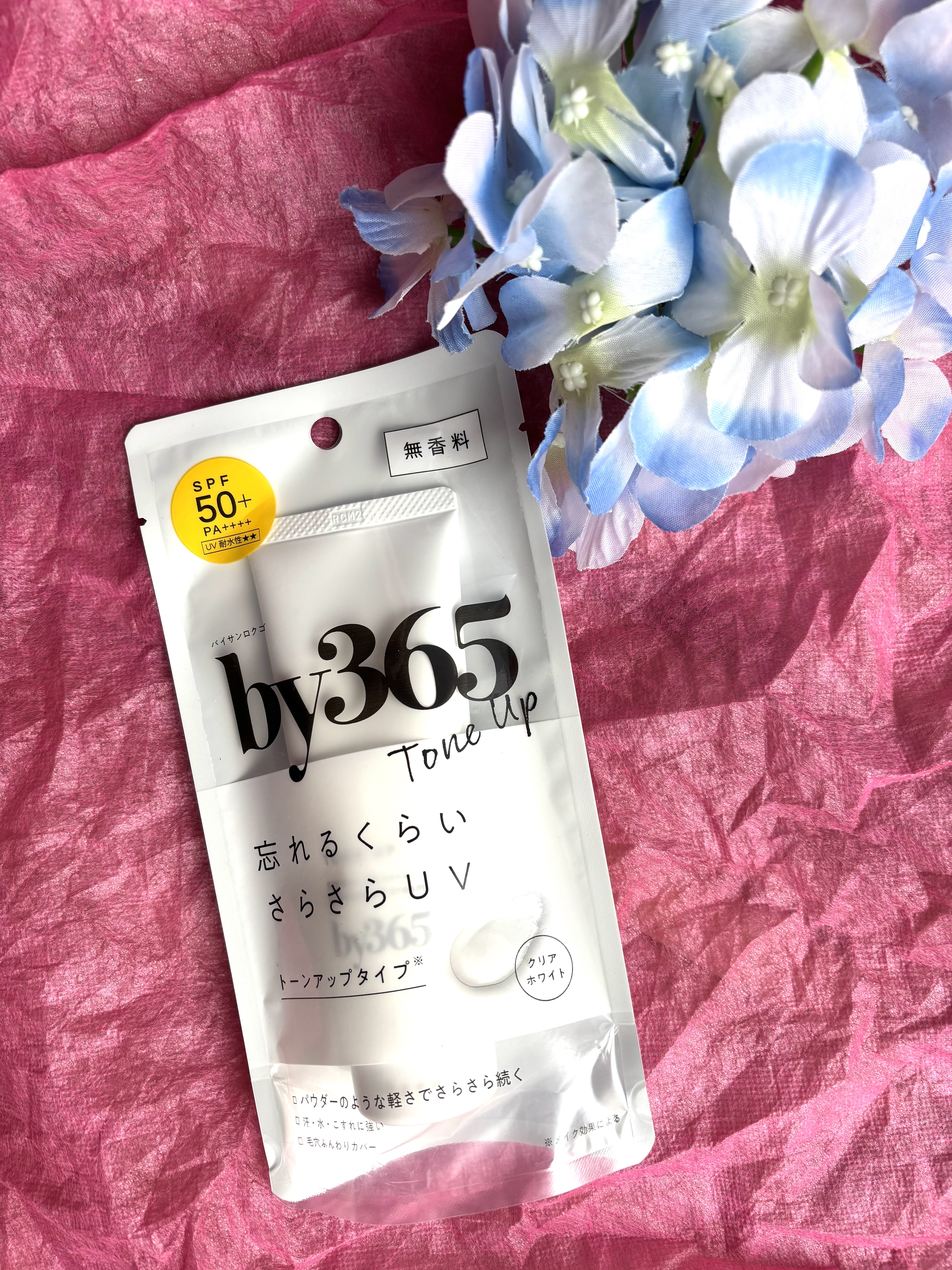 化粧下地と日焼け止めの2役！

コクのあるクリームですが、伸ばしていくと肌馴染みが良くサラサラになります。

トーンアップ効果で肌を自然に明るく見せてくれますね。

顔以外にも体に使えます。

特に首すじには、いつも塗っています。

SPF