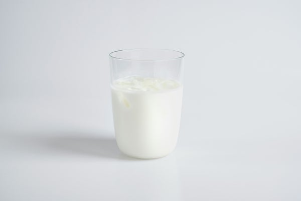 コップに入った飲むヨーグルト