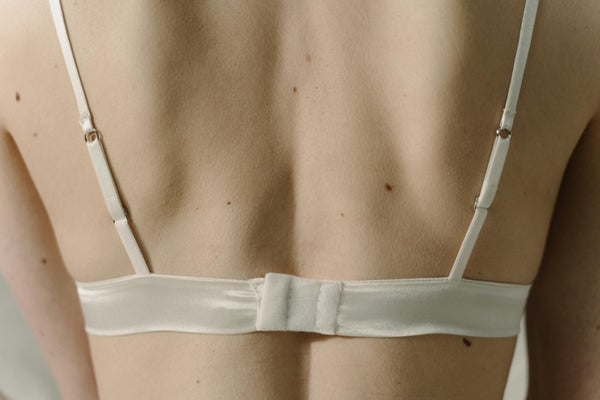 ブラをつけている女性の背中のアップ