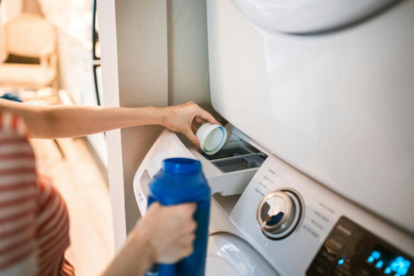 洗濯機に洗剤を入れている様子