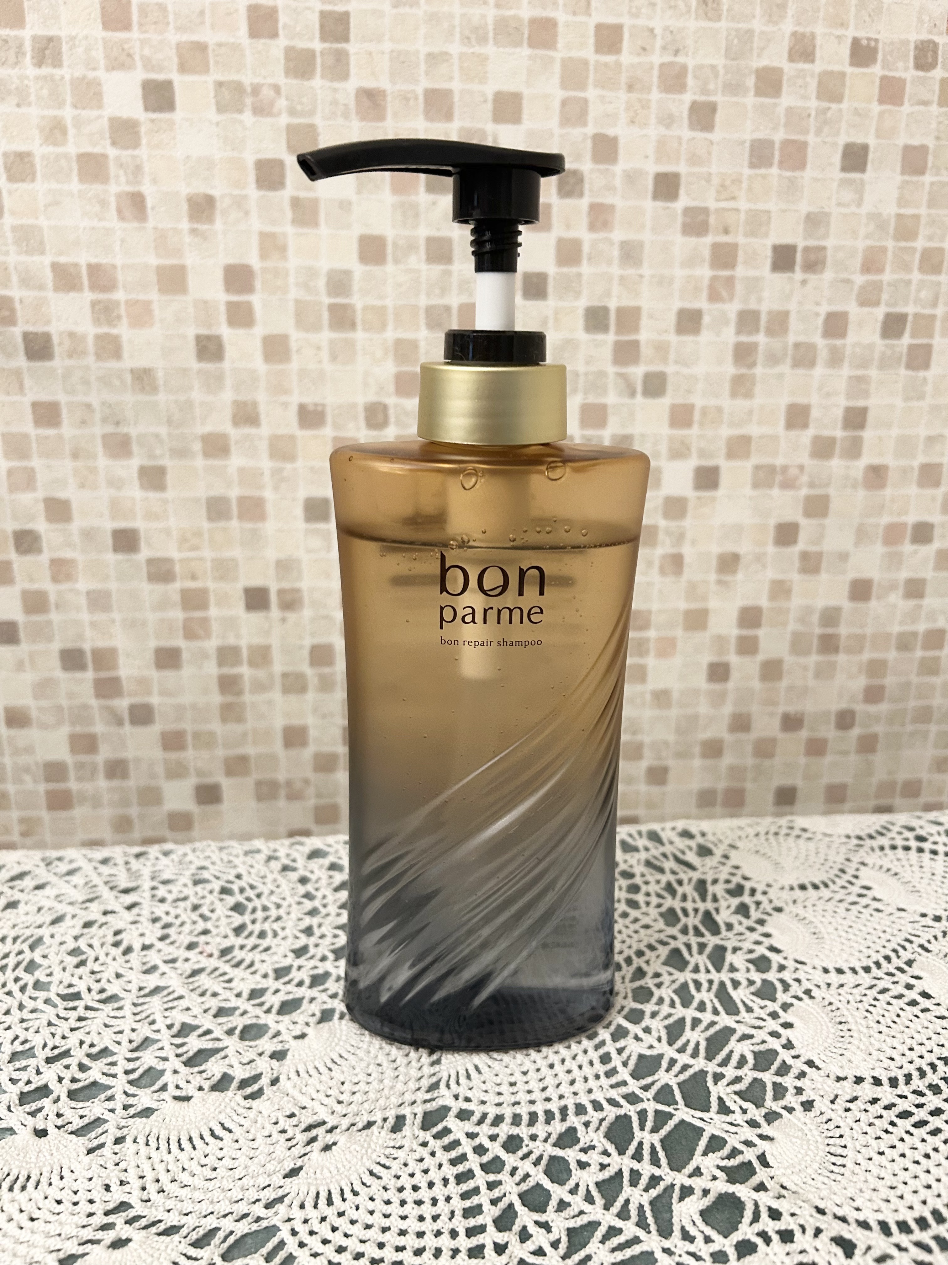 香りと仕上がりに大満足！

使用後は髪がしっとりとまとまり、自然なツヤも出てきました。泡立ちも良く、洗い上がりの手触りに感動しています。香りはフローラル系で、上品で好きです