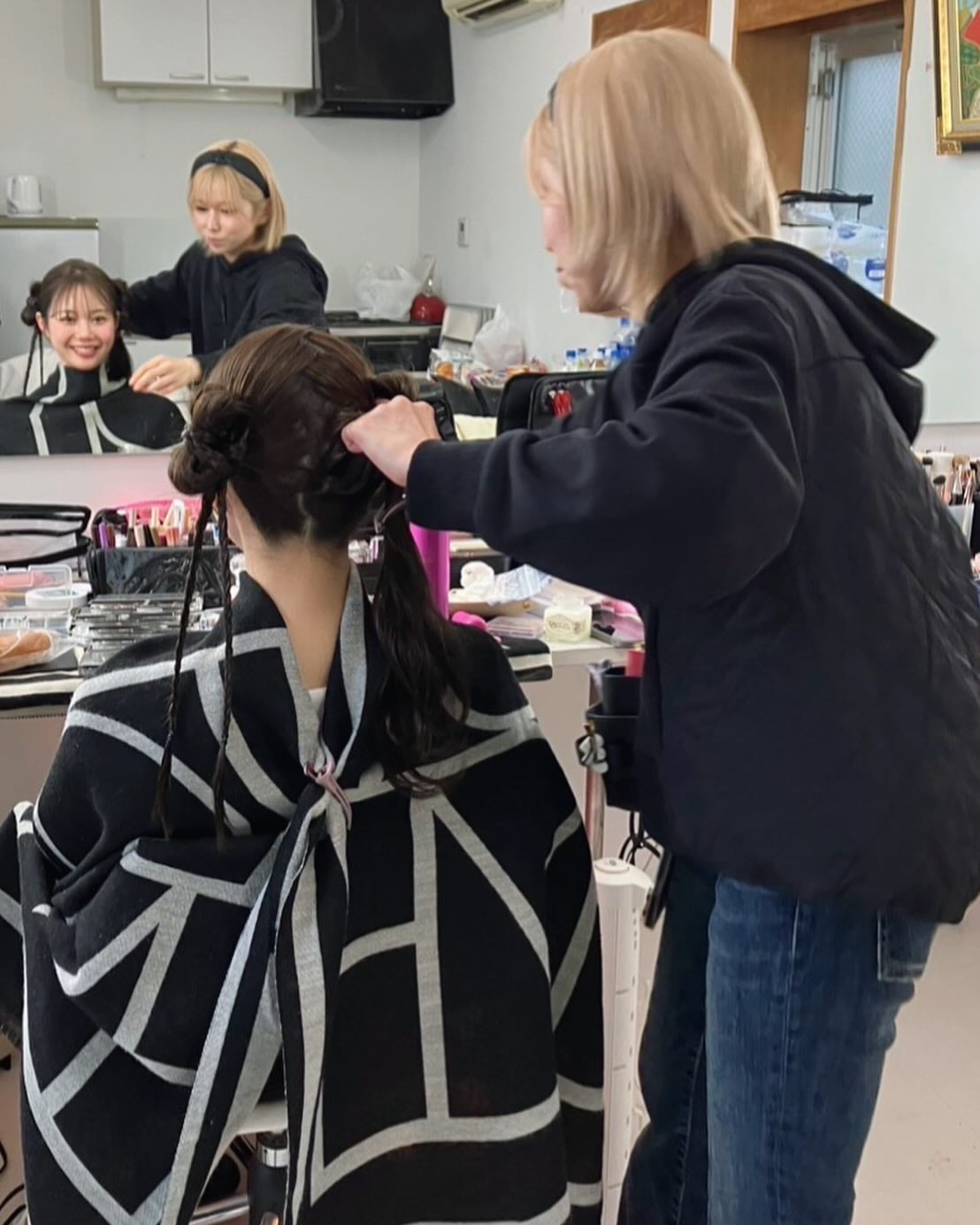 ヘアメイクみどり【YouTube】 on LIPS 「アンダーバーさん広告撮影〜🙂モデル秋谷穂奈美さんに韓国風の可愛..」(8枚目)