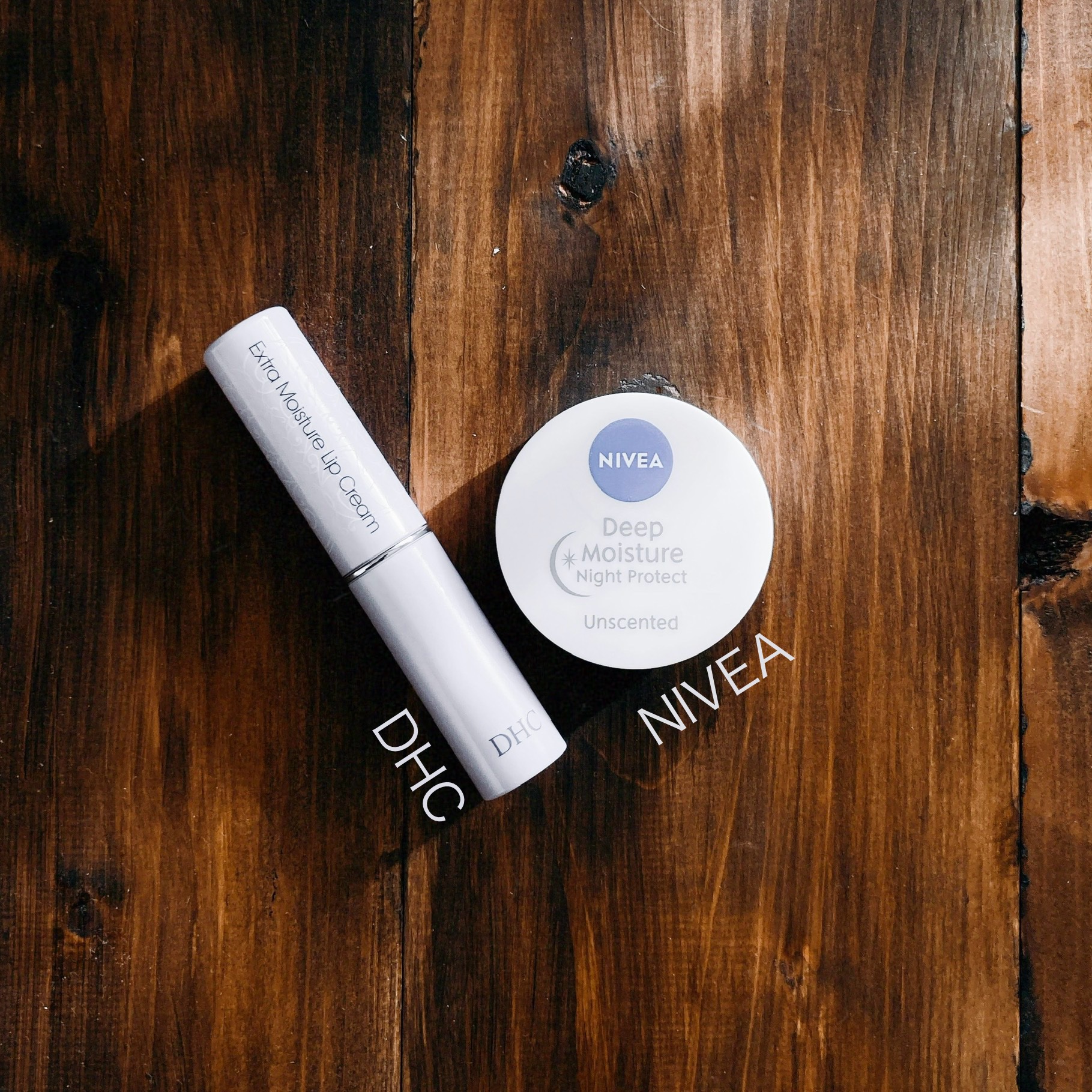 お気に入りのリップケア

ニベア
ディープモイスチャーナイトプロテクト　無香料

DHC
エクストラモイスチュア リップクリーム


ニベアのディープモイスチャーナイトプロテクトはお気に入りで発売以来ずっと買い続けてます。
私は寝る前にしっ