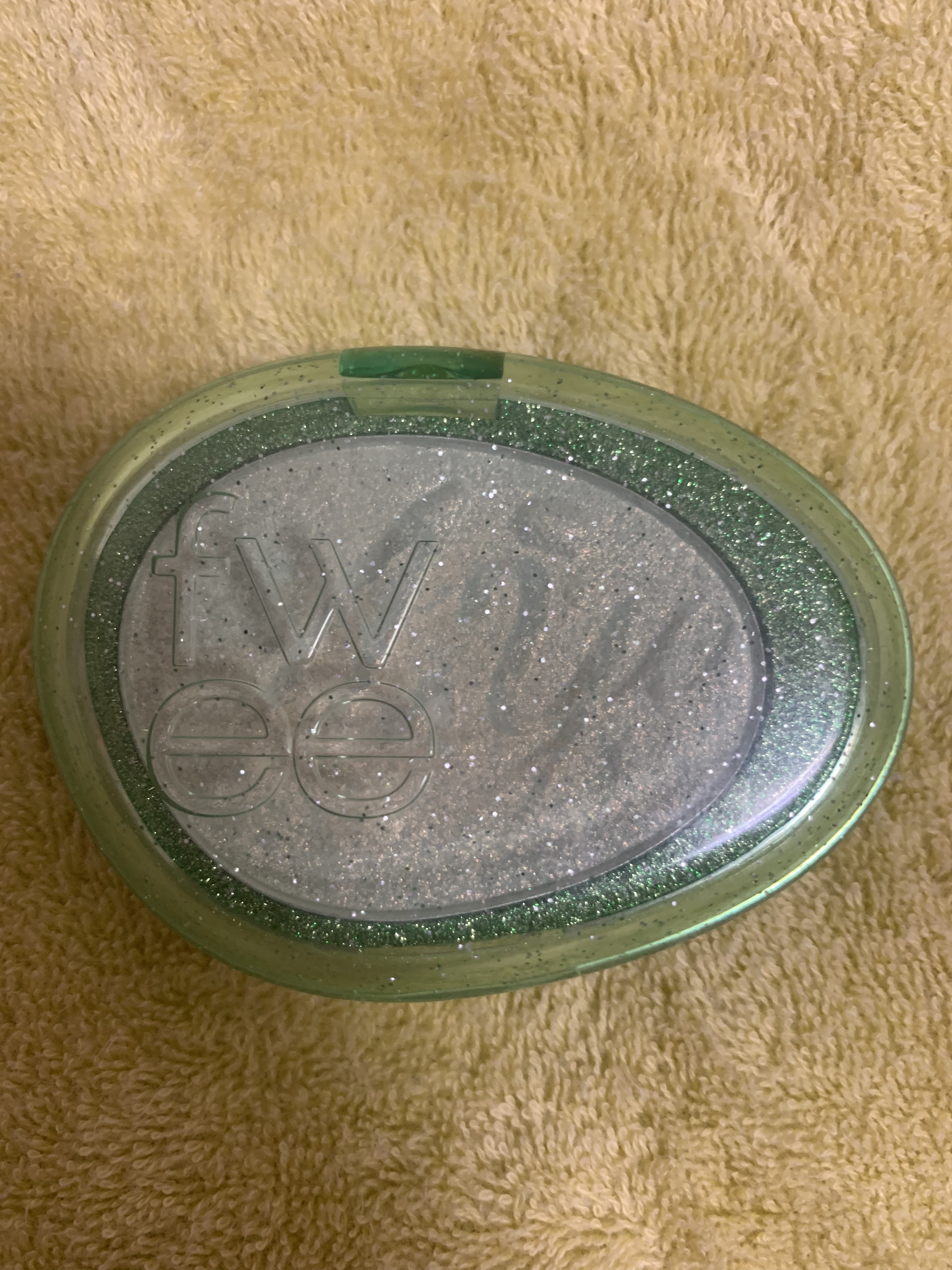 フィー グリッツストーンハイライター HL05 ラッキークローバー/fwee/パウダーハイライトを使ったクチコミ（1枚目）