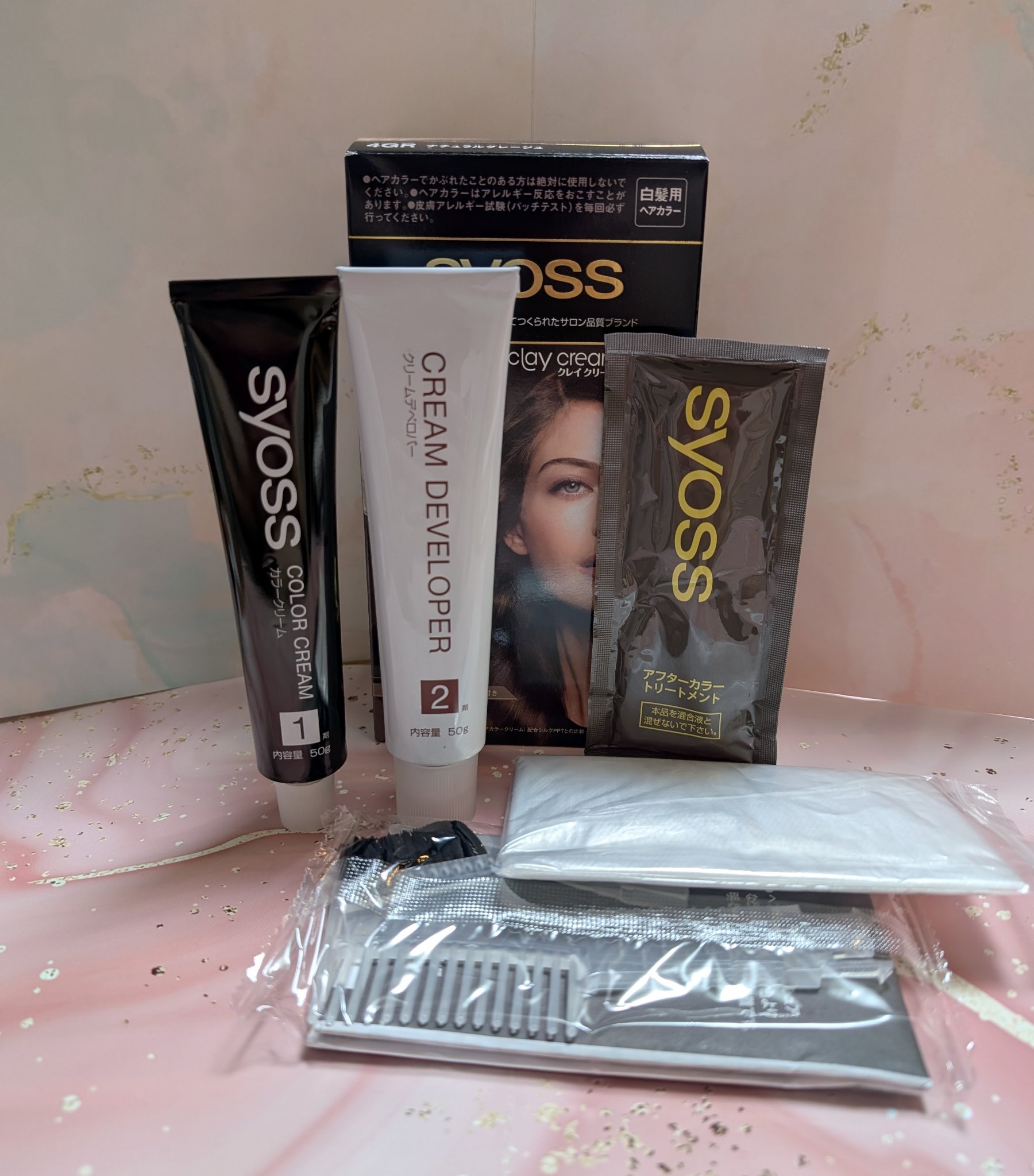 高密着クレイ処方で、きれいな髪色8週間続く*。

1剤と2剤を混ぜて使用するタイプ。

使い切りではなく、部分染め可能👌

しっかりとした硬めのテクスチャーで液だれせず、髪に塗りやすいですが、ピタッとつくような感覚で部分染めには使いやすい