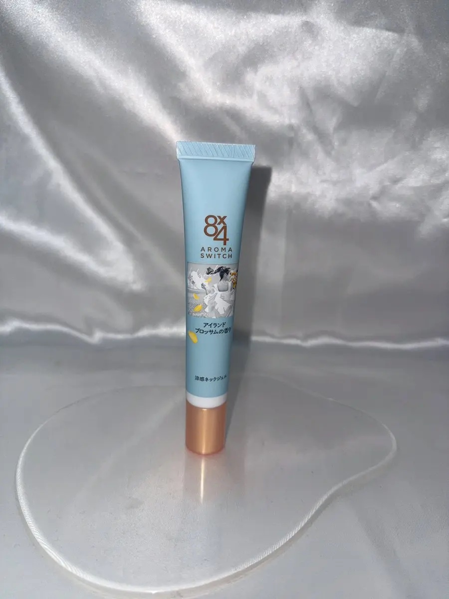 ８ｘ４　アロマスイッチ　涼感ネックジェル

アイランドブロッサムの香りをお試し
させて頂きました🌱

首元用の涼感ジェルで持ち運びやすいスリムなチューブ型が特徴的。
少量ずつ出しやすいのも嬉しい☺️

爽やかな塗り心地と甘い香りに包まれま