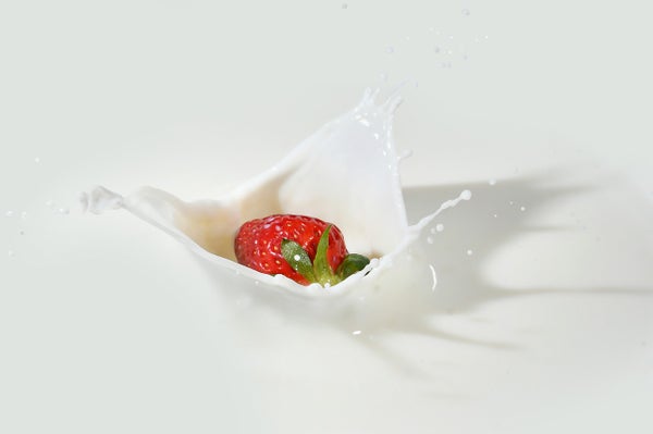 ミルクにいちごが落ちる様子