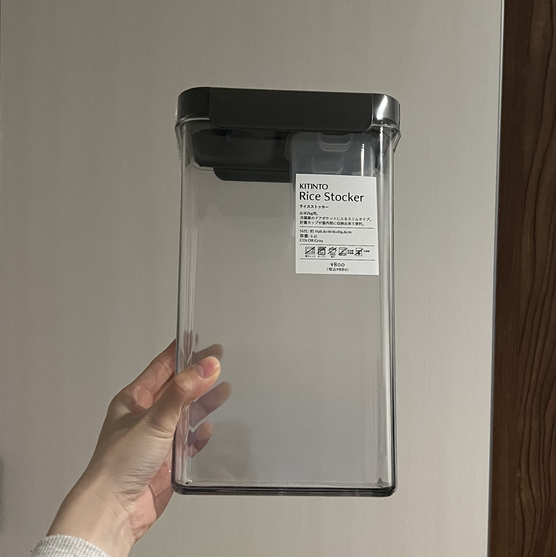 スリコ大好き人間による今月の購入品紹介🎉

①ライスストッカー ¥880

2kg分入ります✨️
中に計量カップがしまえる構造になっているので、これ一つでいけちゃうのが嬉しいところ！
蓋を開けたら上から計量カップが取り出せるタイプです！
