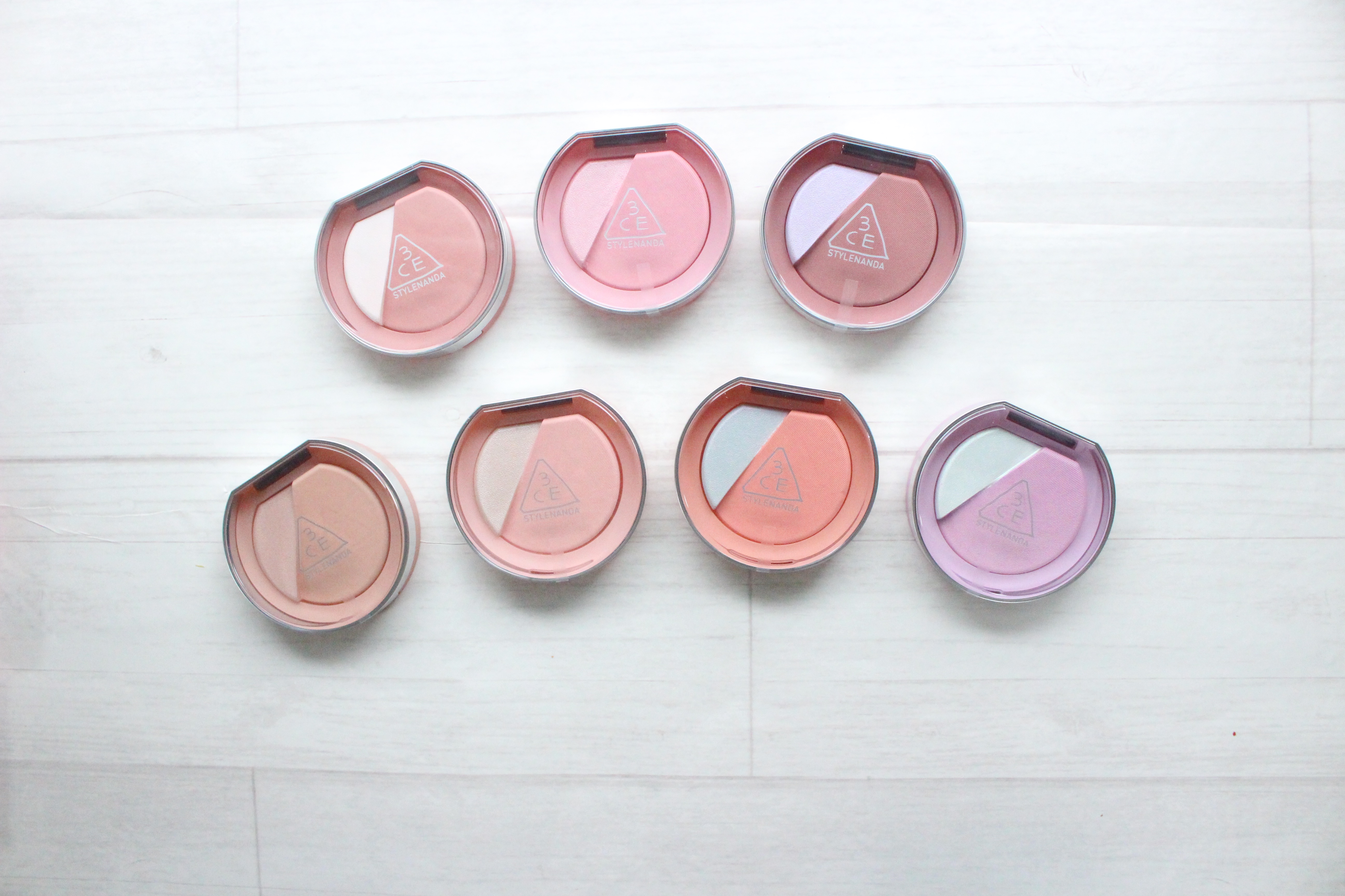 
『3ce ブラッシュライター』

3/4に店頭販売が開始された
ハイライトとチークがひとつになったパレット！
ロフト限定色・PLAZA限定色を含んだ全7色です！！🌟

🌟反対色
互いに引き立てあって盛れツヤほっぺに

・ホワットイフ
