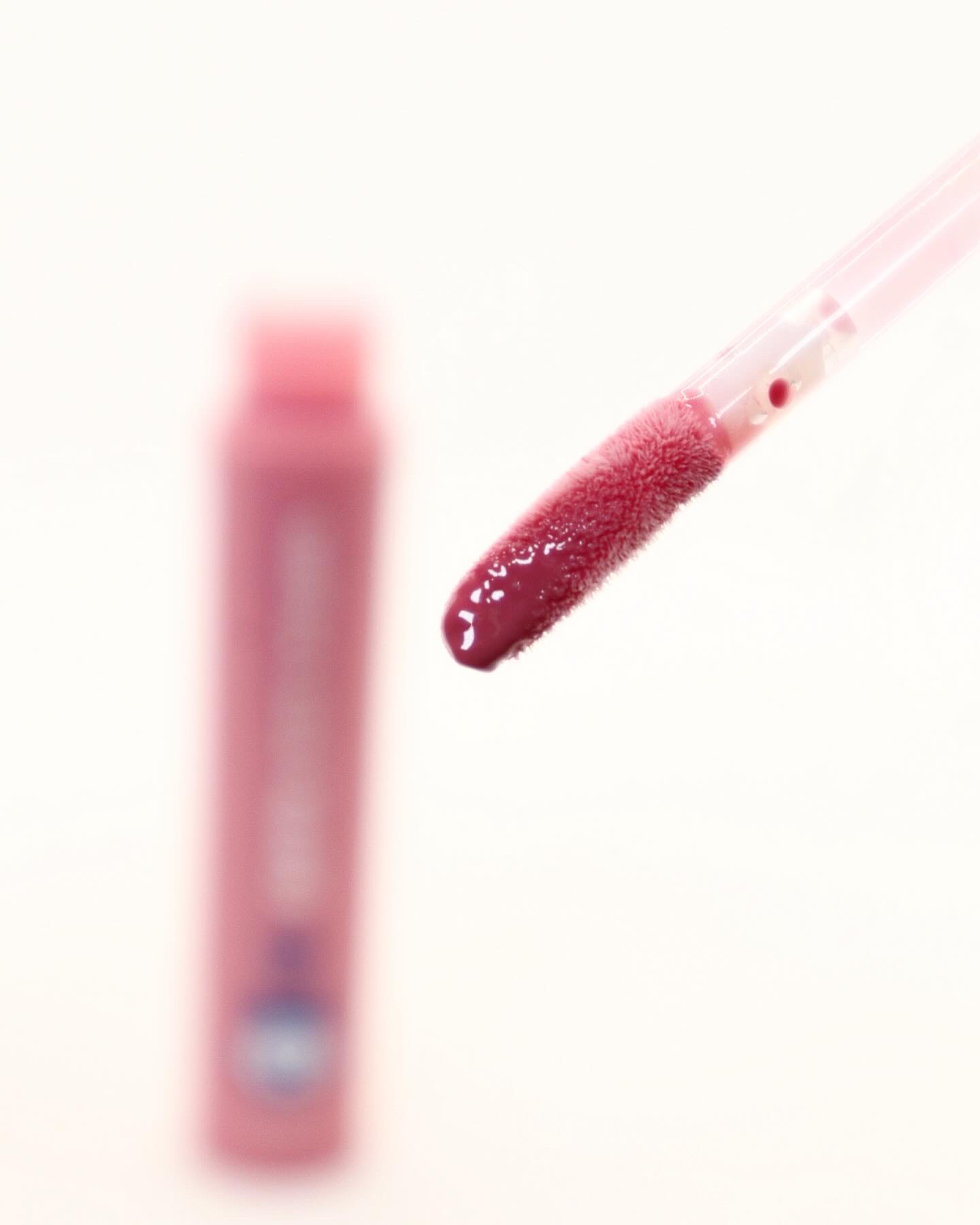 グラスティングカラーグロス 01 ピオニーバレエ(PEONY BALLET)/rom&nd/リップグロスを使ったクチコミ（3枚目）