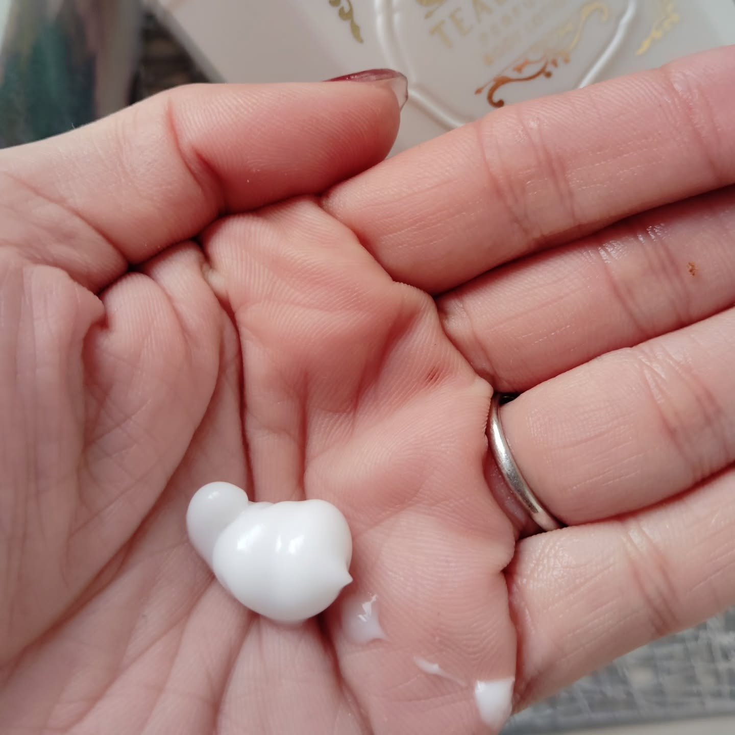 パフュームボディローション リリィムスクホワイトティー/TEABLESS/ボディローションを使ったクチコミ（2枚目）