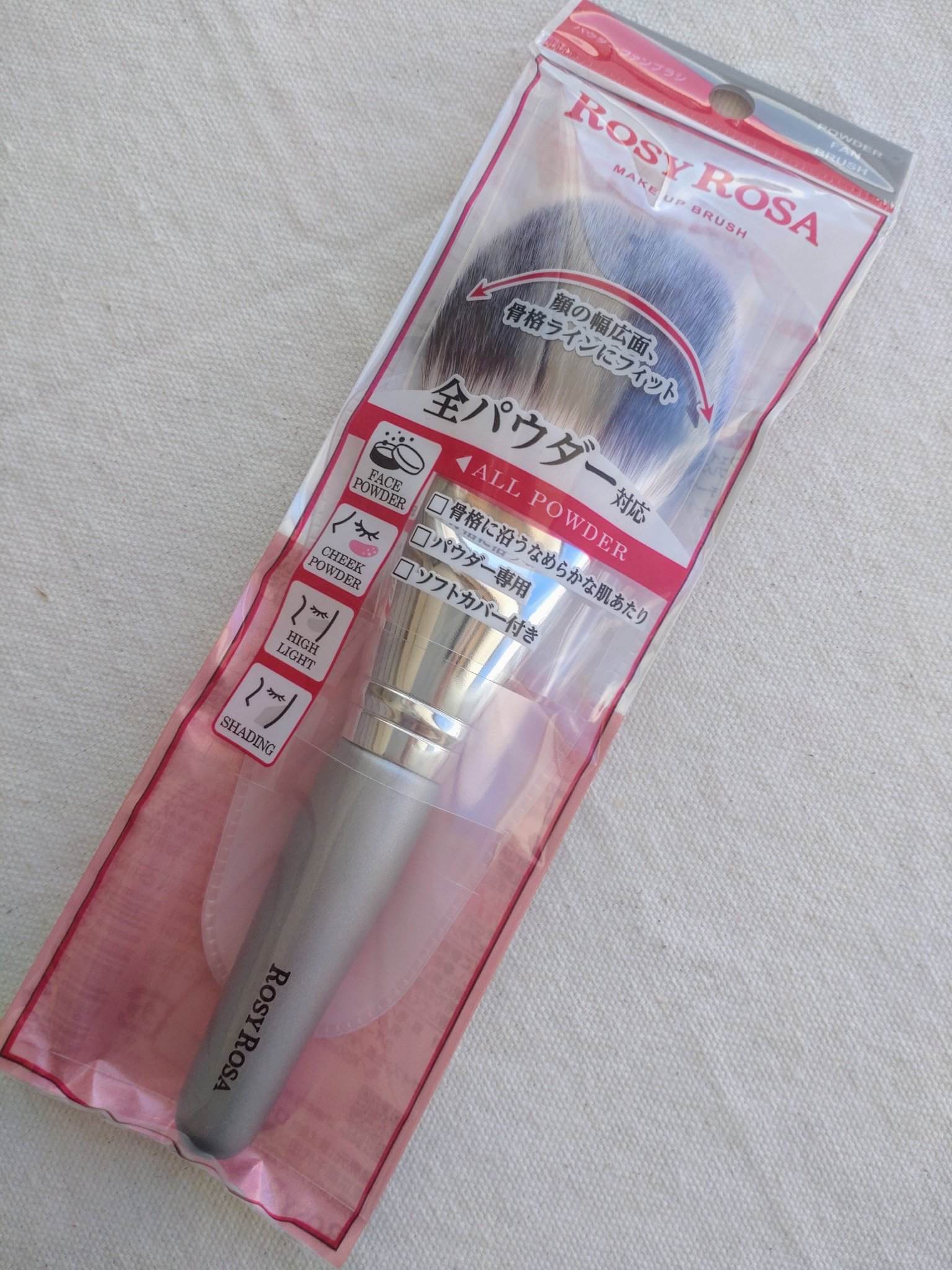 ロージーローザ
パウダーファンブラシ

────────────
全パウダー対応のブラシ

☑️ブラシ側面
　フェイスパウダー、パウダーチーク、シェーディングにおすすめ　
　◎

☑️ブラシ先端
　ハイライト、ポイント使いにおすすめ◎

肌