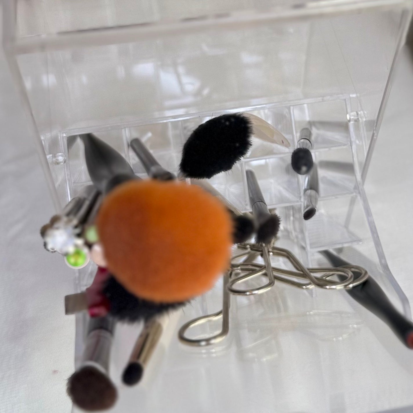 Tomoko/見えない世界から届ける“儚げ透明感メイク“ on LIPS 「「ブラシ迷子、卒業しました♡ダイソー収納ボックスで叶える、私の..」(2枚目)