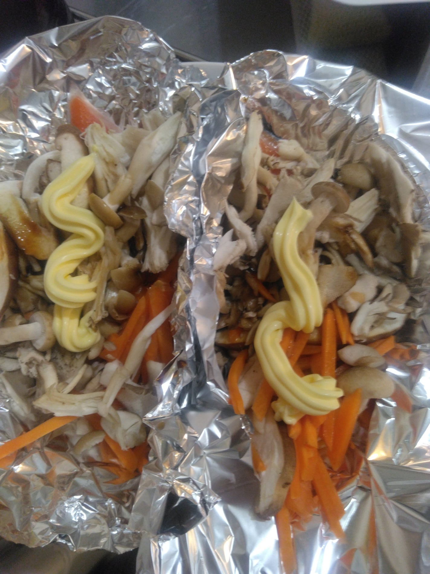 ペロ❤フォロバ100% on LIPS 「ぜんぜ~んコスメ関係ないけど、夜は鮭のホイル焼き!鮭見えないく..」(2枚目)