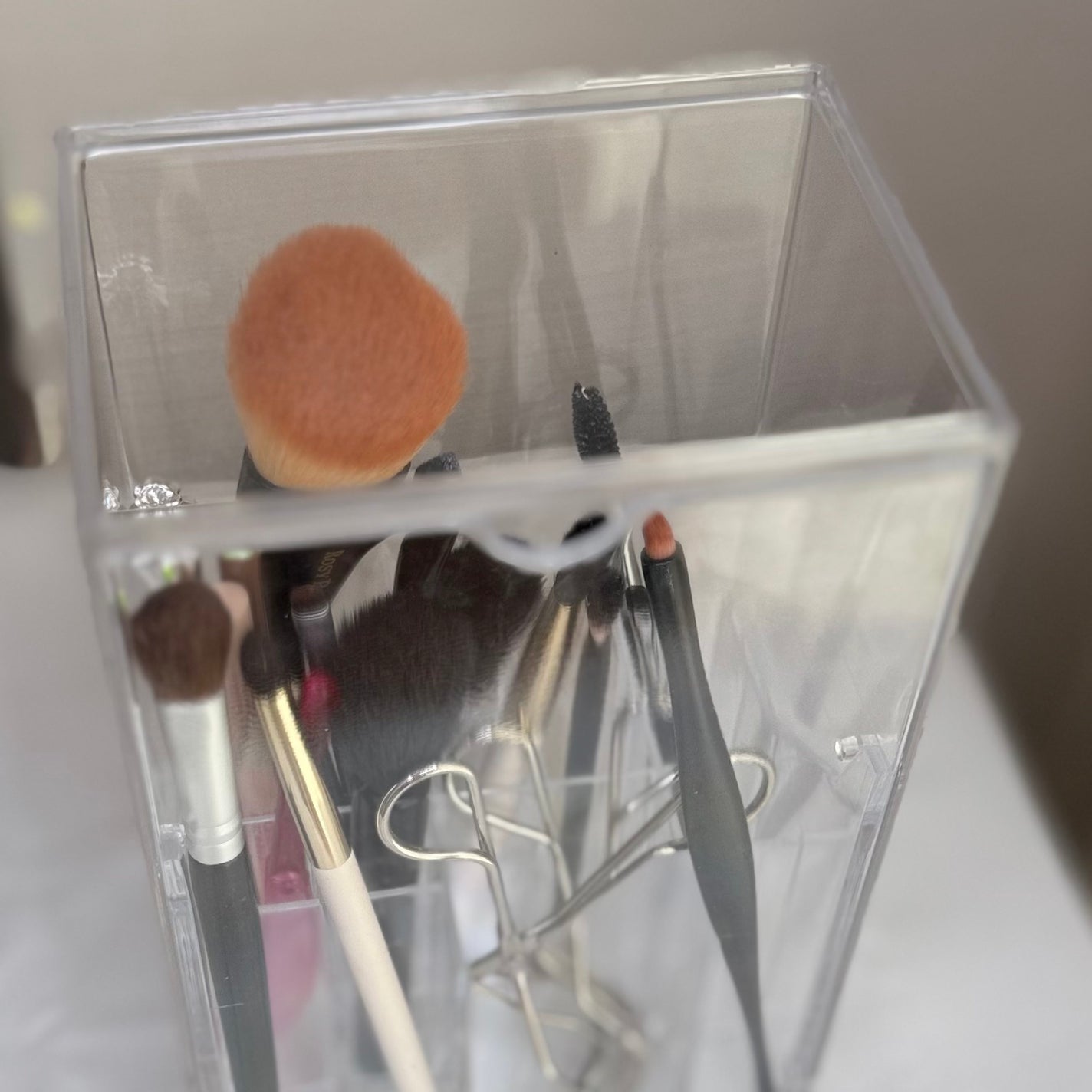 Tomoko/見えない世界から届ける“儚げ透明感メイク“ on LIPS 「「ブラシ迷子、卒業しました♡ダイソー収納ボックスで叶える、私の..」(4枚目)