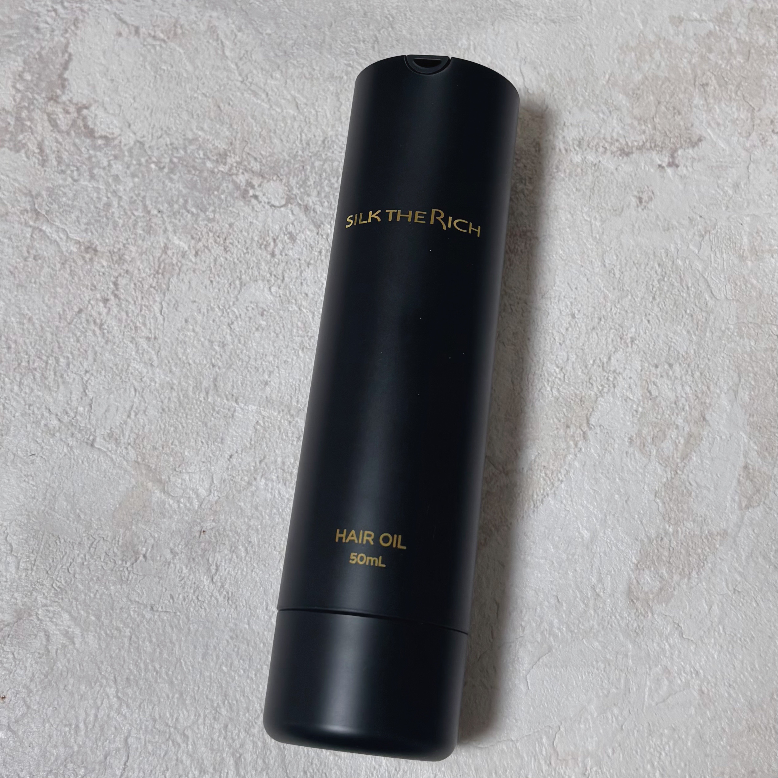 こだわりの3種類のシルク成分と、6種類の美容成分を配合◌ ͙❁˚

シルクの魅力を最大限に引き出したアウトバスヘアオイルです✧

内部と外部から、補修・コーティングします✦


とろみのあるテクスチャーで、馴染むのが早く
ベタつきません☺︎