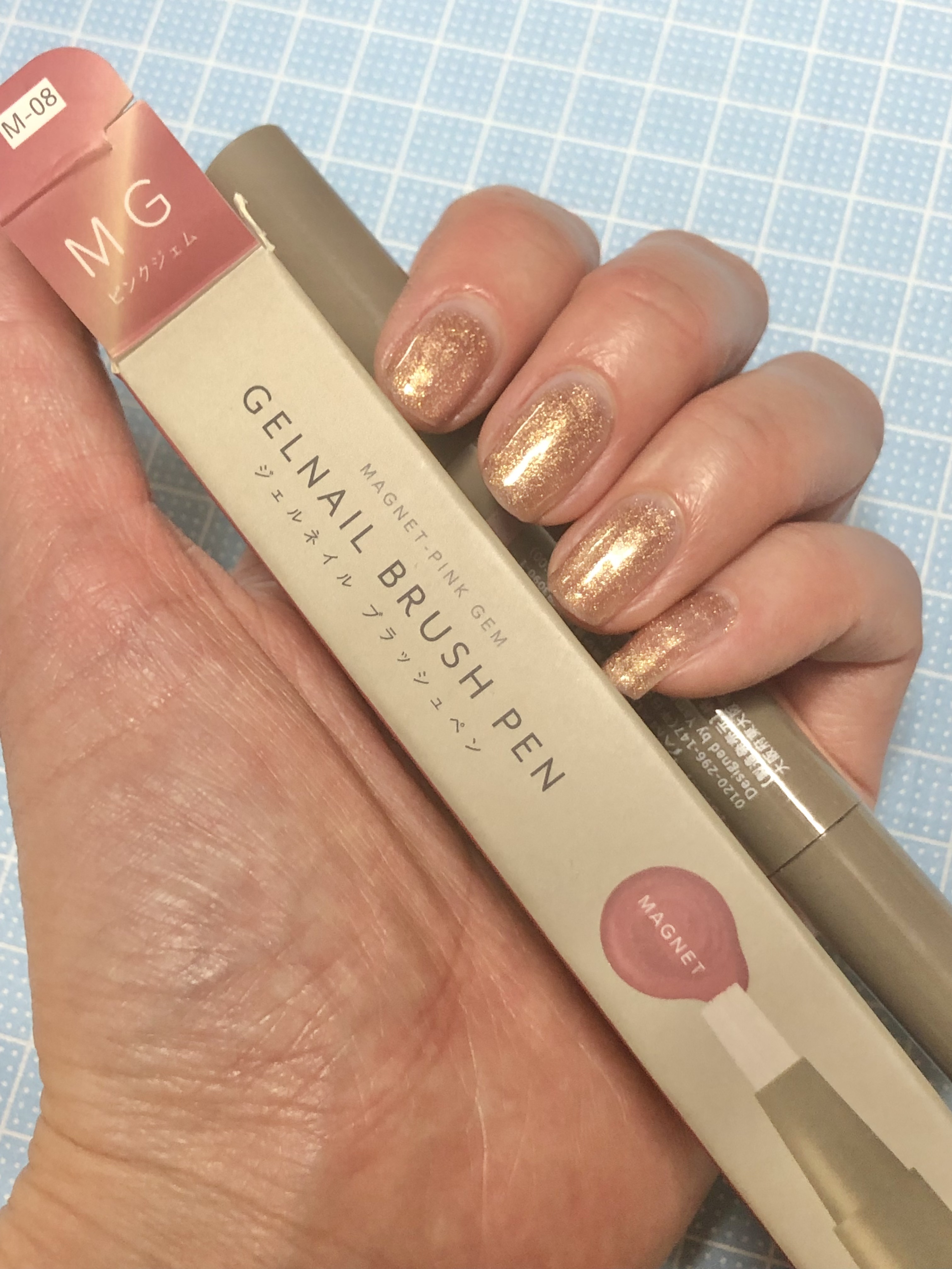 #セルフネイル 
キャンドゥの300円アイテム

マグネットジェルネイル
ペンタイプになってすごく使いやすくなった。

臭いもないし、
ベースコートトップコートいらないのも
すごくいい！

ただこれはピンクではないよね
ぱっと見ゴールドです