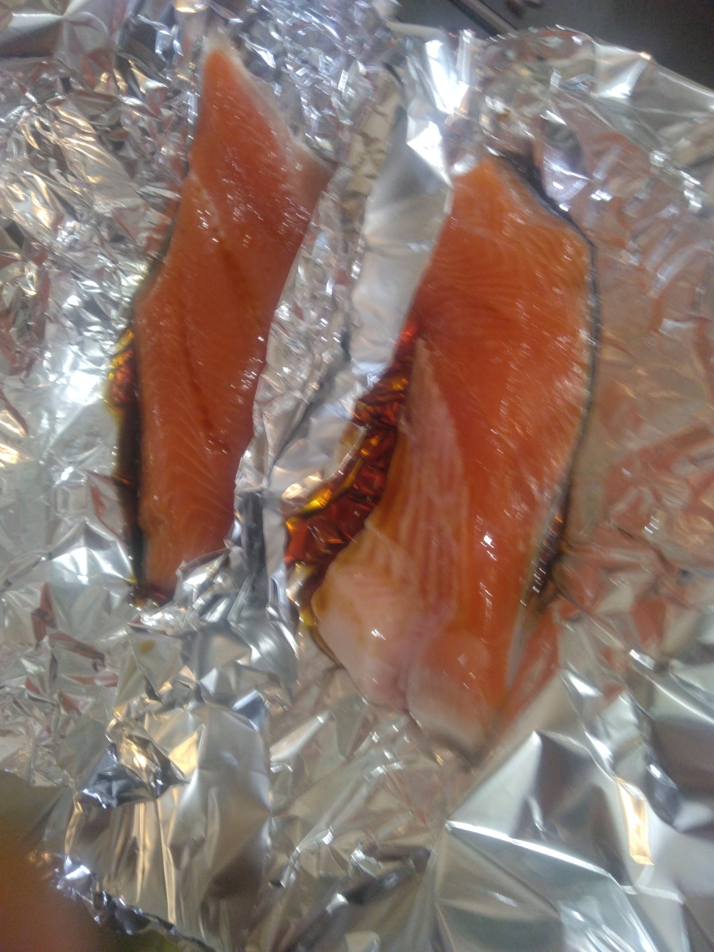 ペロ❤フォロバ100% on LIPS 「ぜんぜ~んコスメ関係ないけど、夜は鮭のホイル焼き!鮭見えないく..」(1枚目)