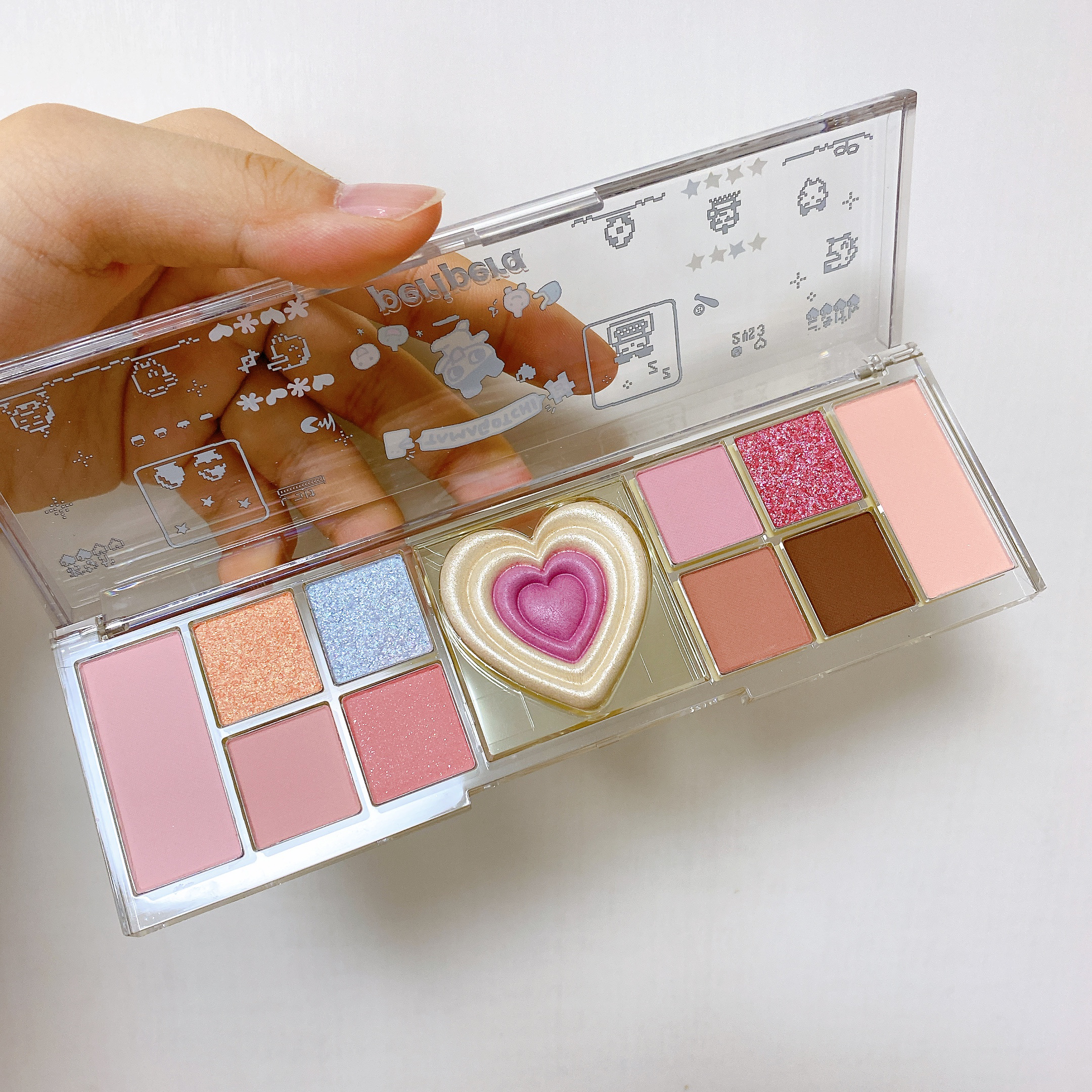 オールテイクムードライクパレット 102 ワンダーワールド（『たまごっち』デザイン）/PERIPERA/アイシャドウパレットを使ったクチコミ（2枚目）