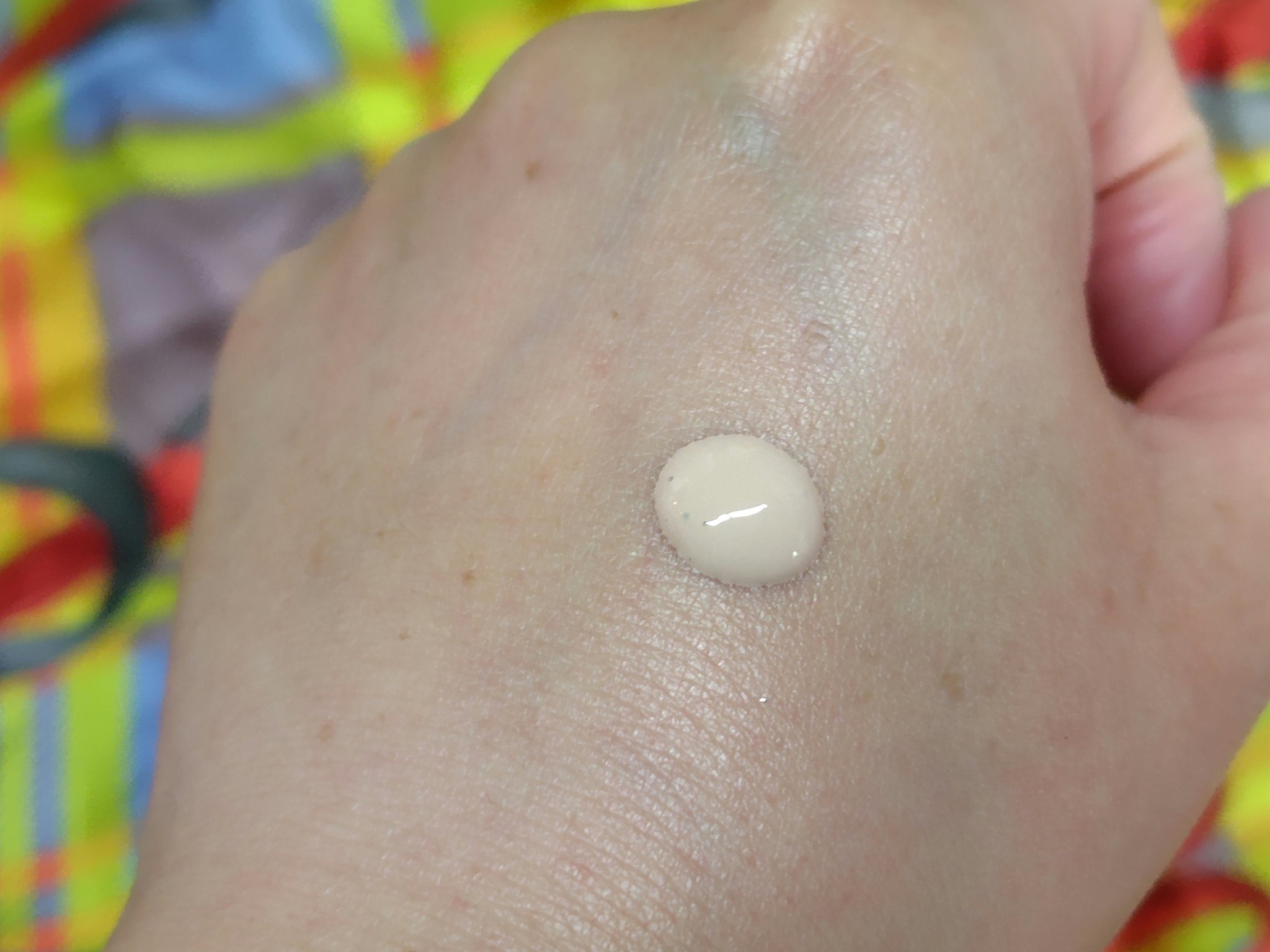 エッセンス スキングロウ ファンデーション 140 Porcelain/SHISEIDO/リキッドファンデーションを使ったクチコミ（3枚目）