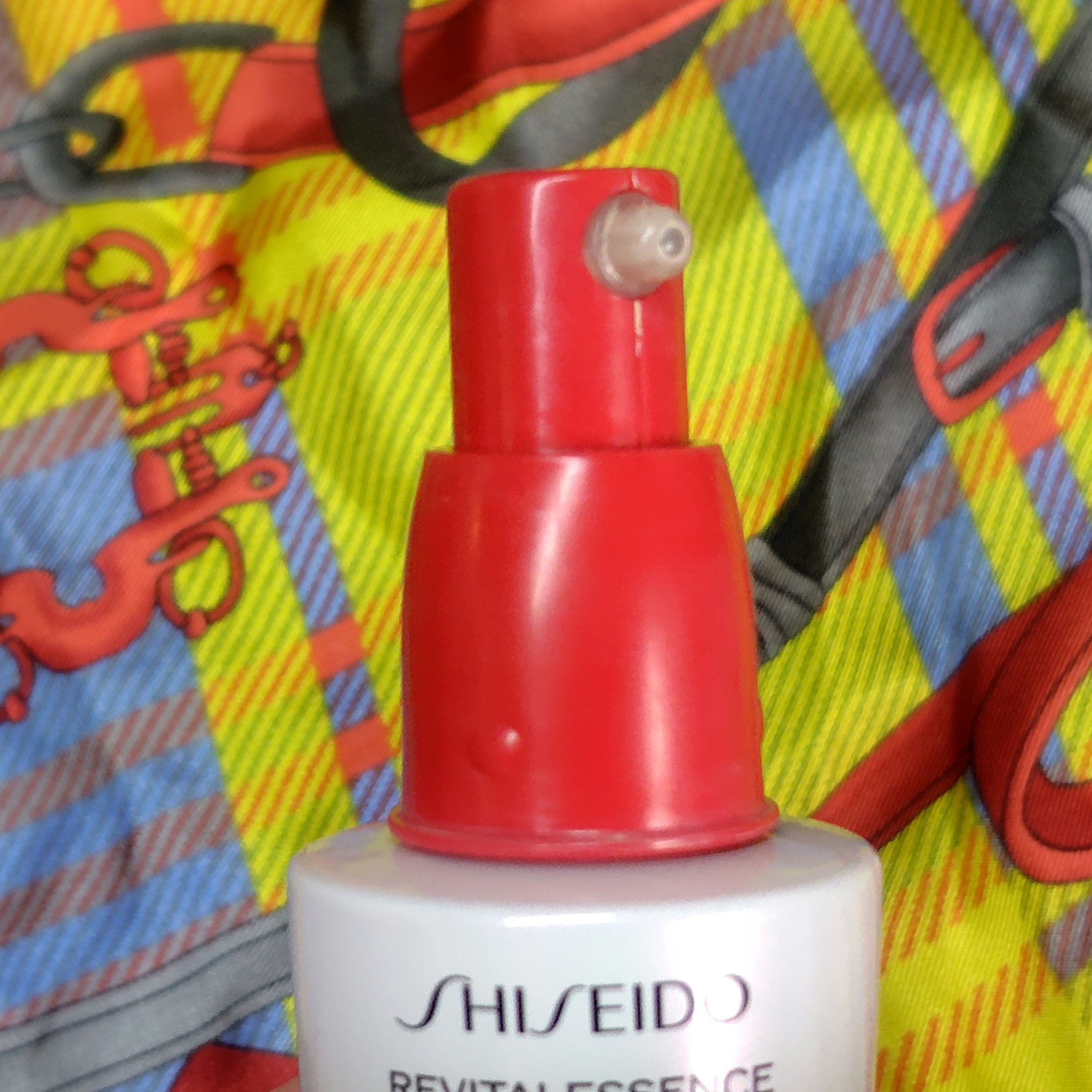 エッセンス スキングロウ ファンデーション 140 Porcelain/SHISEIDO/リキッドファンデーションを使ったクチコミ（2枚目）