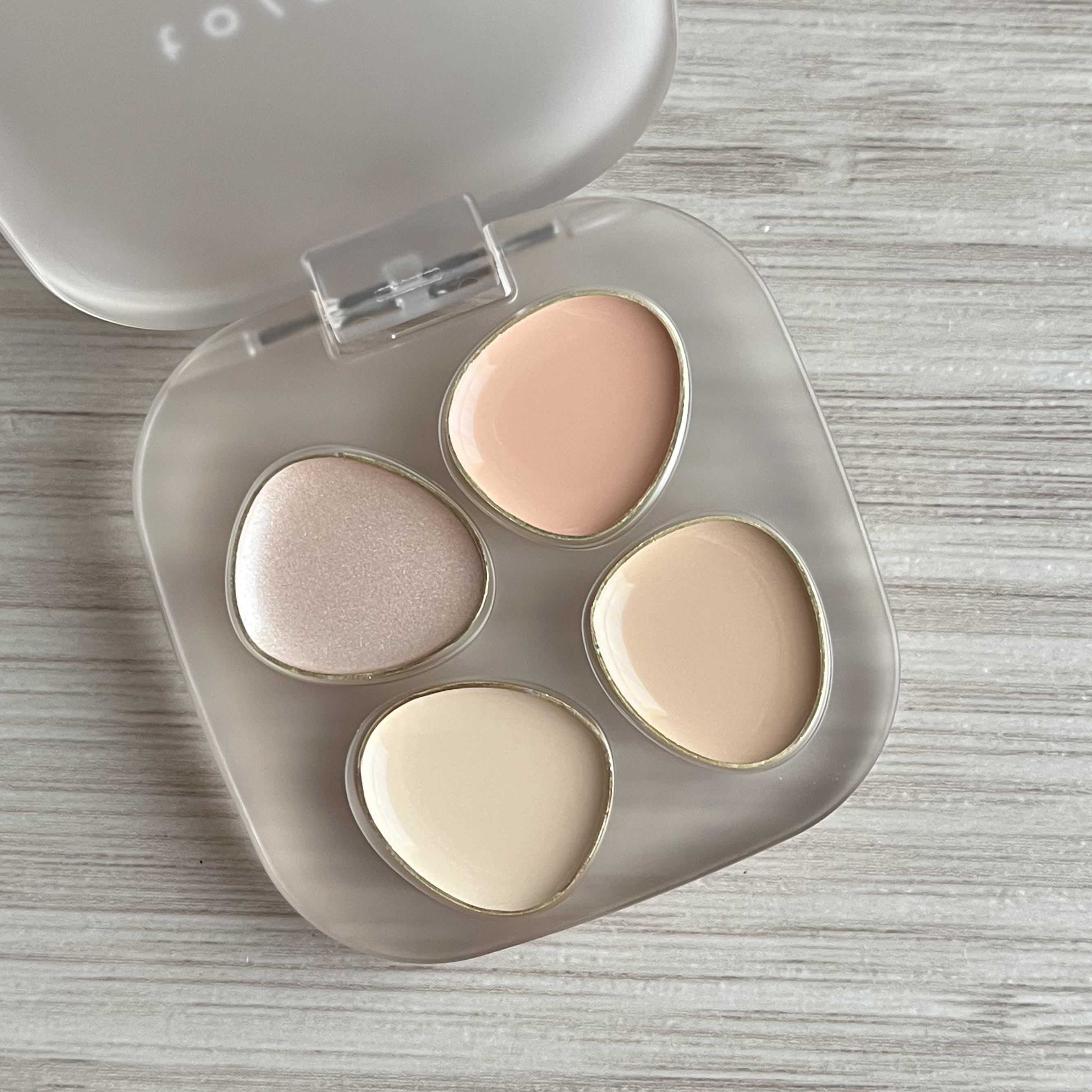 トーン ペタル フロート フローレス タッチ/to/one/パレットコンシーラーを使ったクチコミ（2枚目）