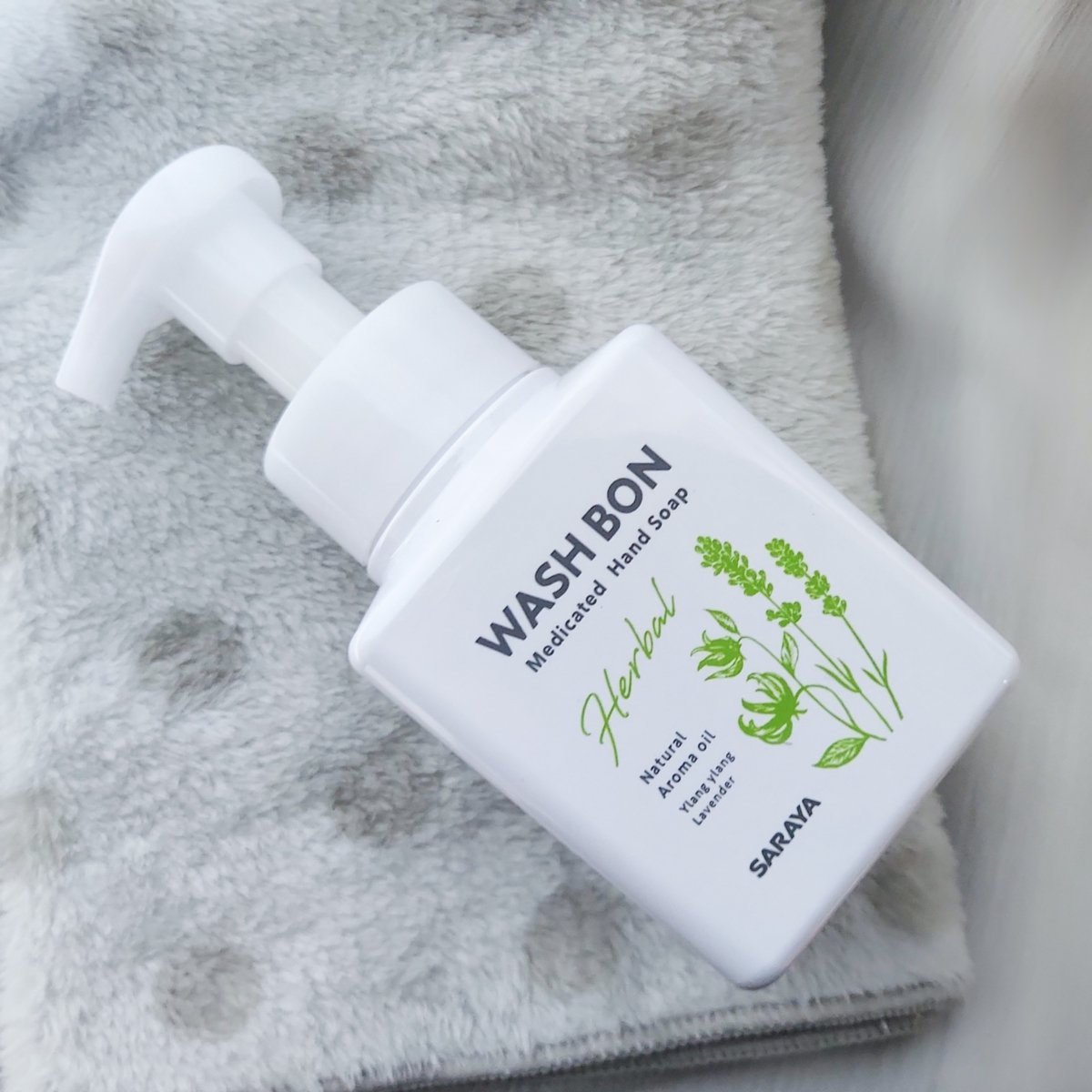 ウォシュボン ハーバル薬用ハンドソープ


白がベースの清潔感のあるすっきりとしたデザインのハンドソープ。
プッシュするととてもキメの細かいふわふわな泡が出てきます。
天然精油100%のイランイラン&ラベンダーの香りも爽やかです◎

