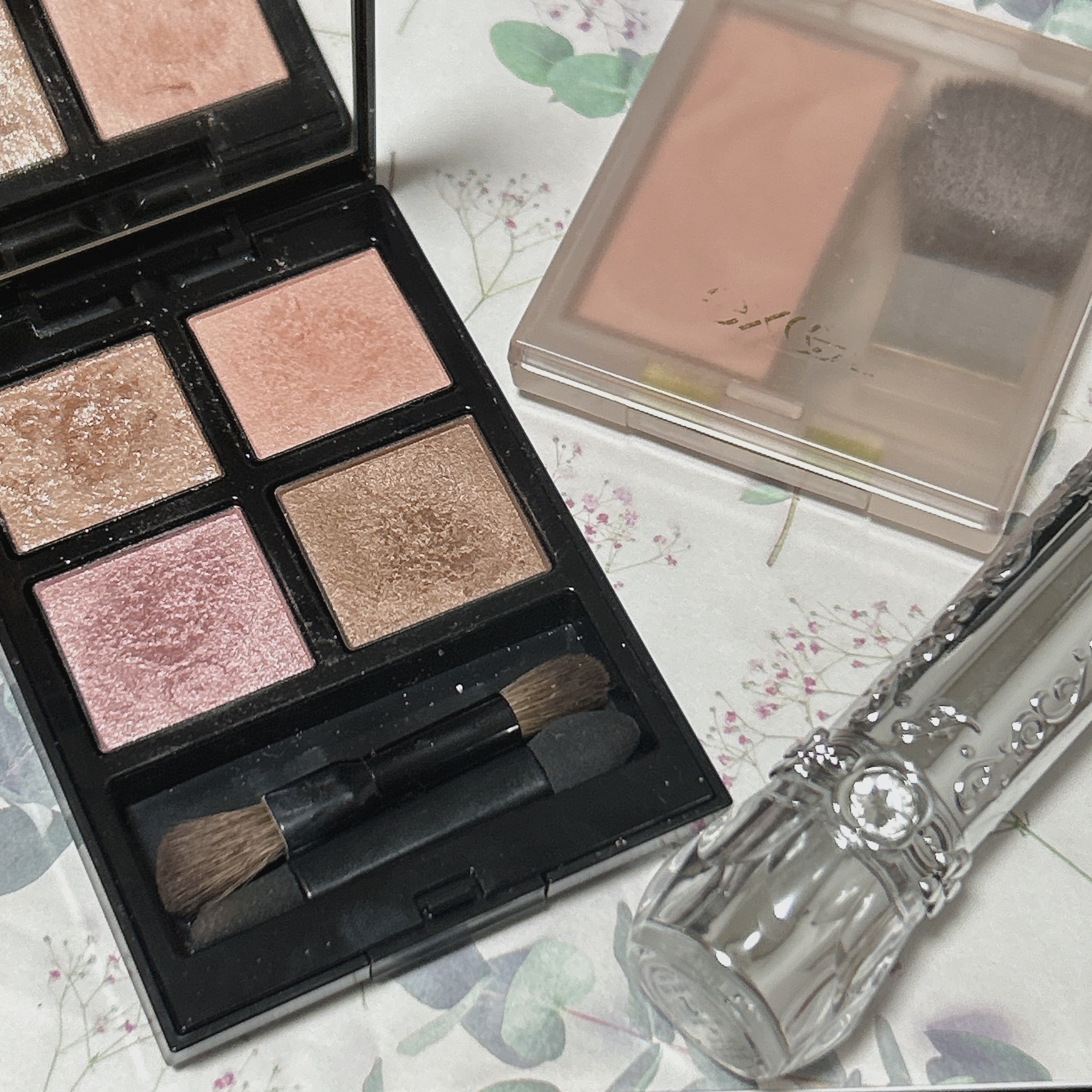 #今日のメイク

ほんのりピンクでツヤが綺麗なメイク✨

アイメイク
ADDICTION アディクション　ザ アイシャドウ パレット 005 Vintage Tutu

チーク
excel シームレストーン ブラッシュ SB02 シスター
