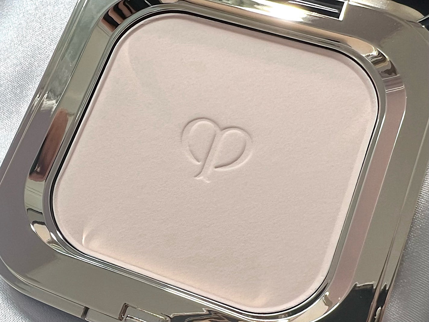 プードルコンパクトエサンシエルn/クレ・ド・ポー ボーテ/プレストパウダーを使ったクチコミ(2枚目)