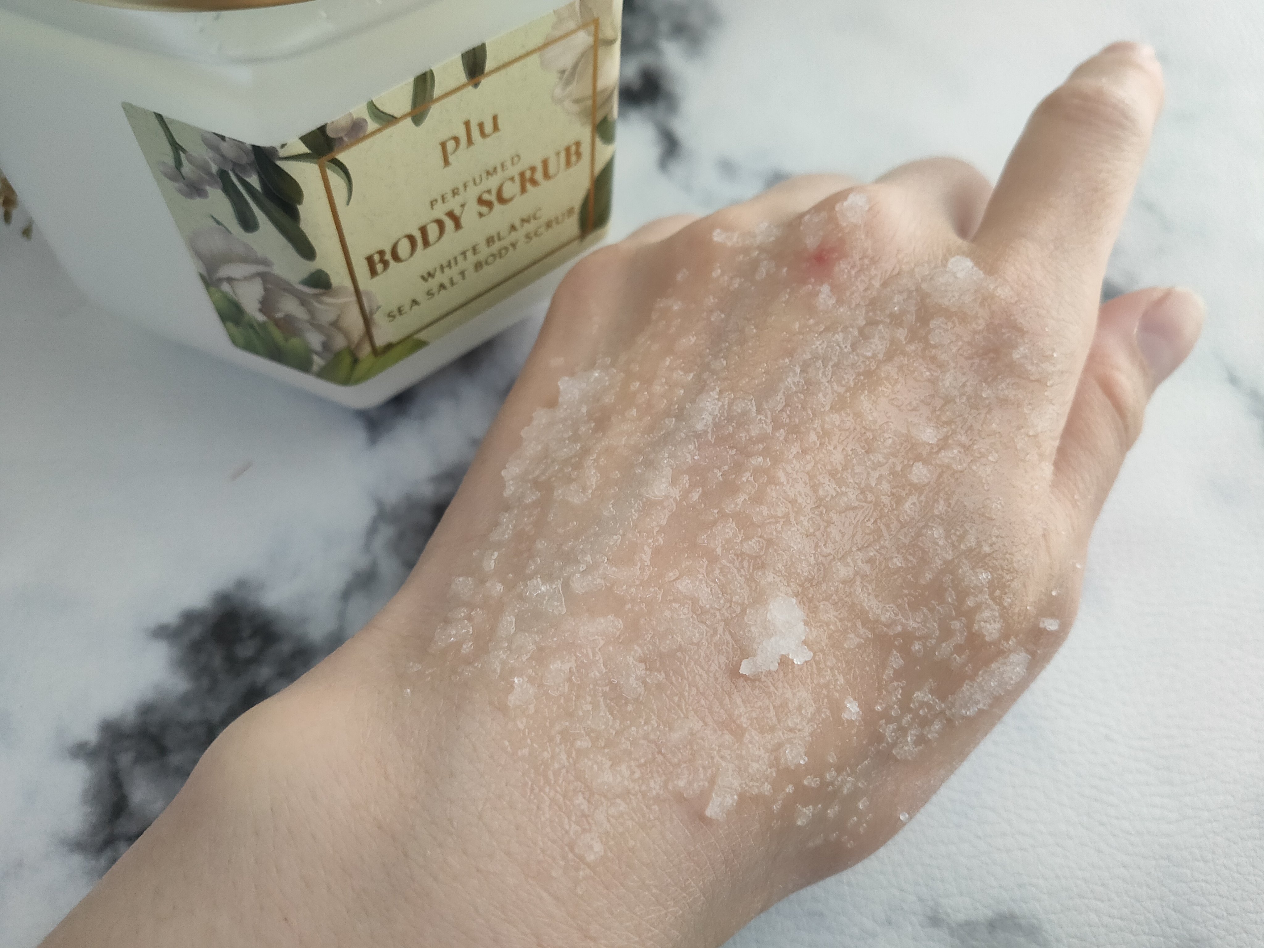 パヒュームドボディスクラブ ホワイトブラン/plu/ボディスクラブを使ったクチコミ（2枚目）