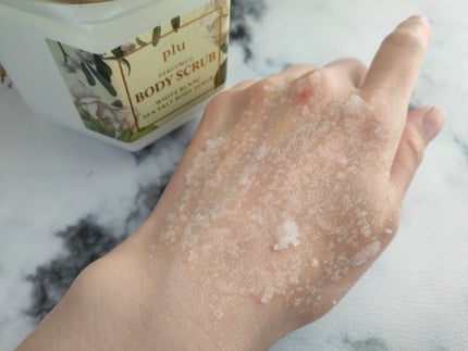 パヒュームドボディスクラブ ホワイトブラン/plu/ボディスクラブを使ったクチコミ(2枚目)