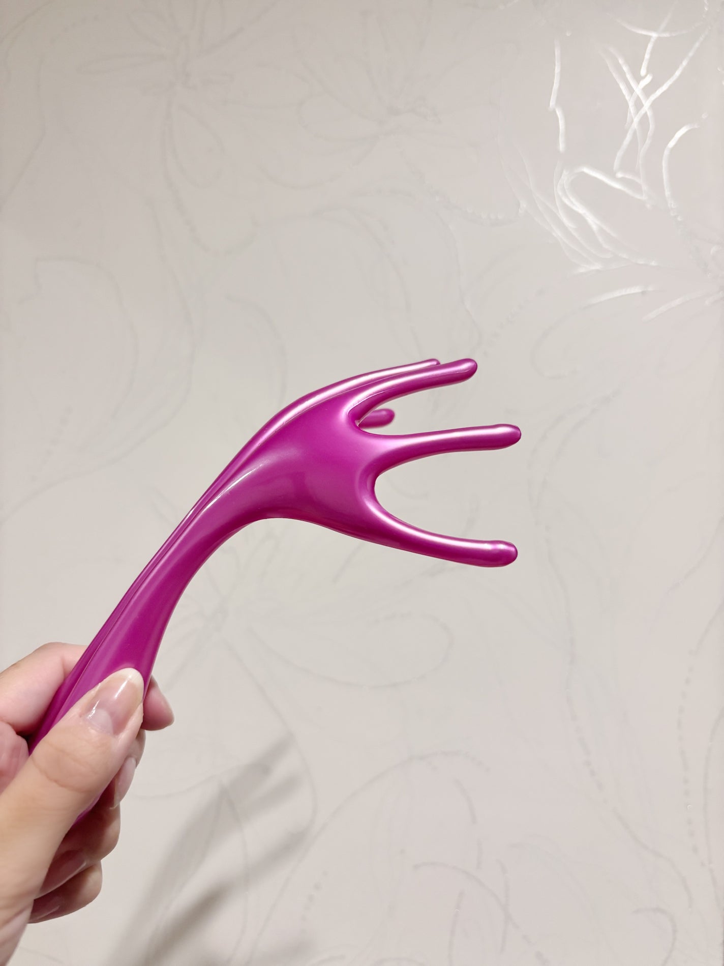 e on LIPS 「ヘッドマッサージこちらで、お風呂前などヘッドマッサージ。頭皮が..」(1枚目)