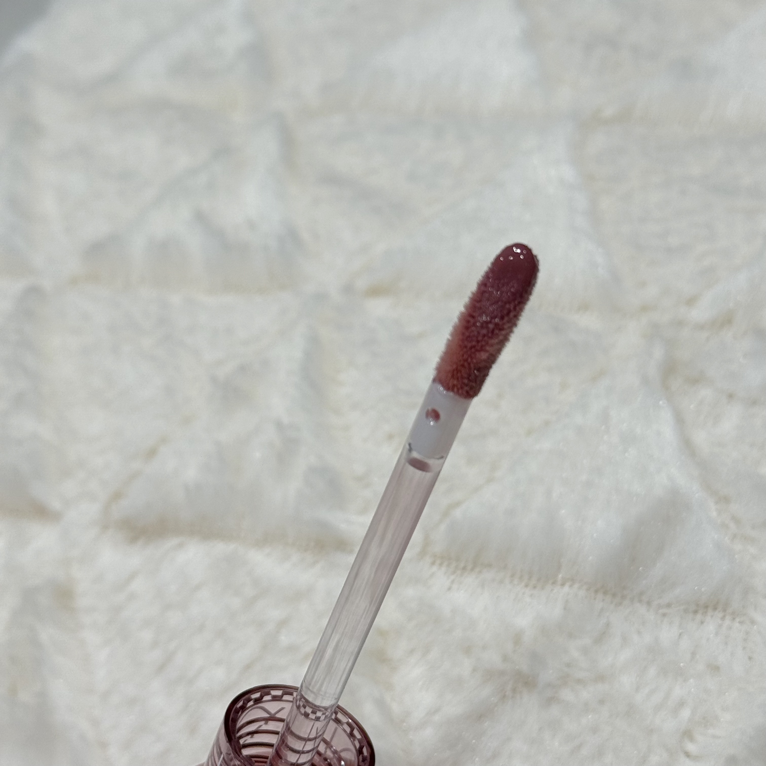 グラスティングカラーグロス 05 ディムモーブ(DIM MAUVE) /rom&nd/リップグロスを使ったクチコミ（2枚目）