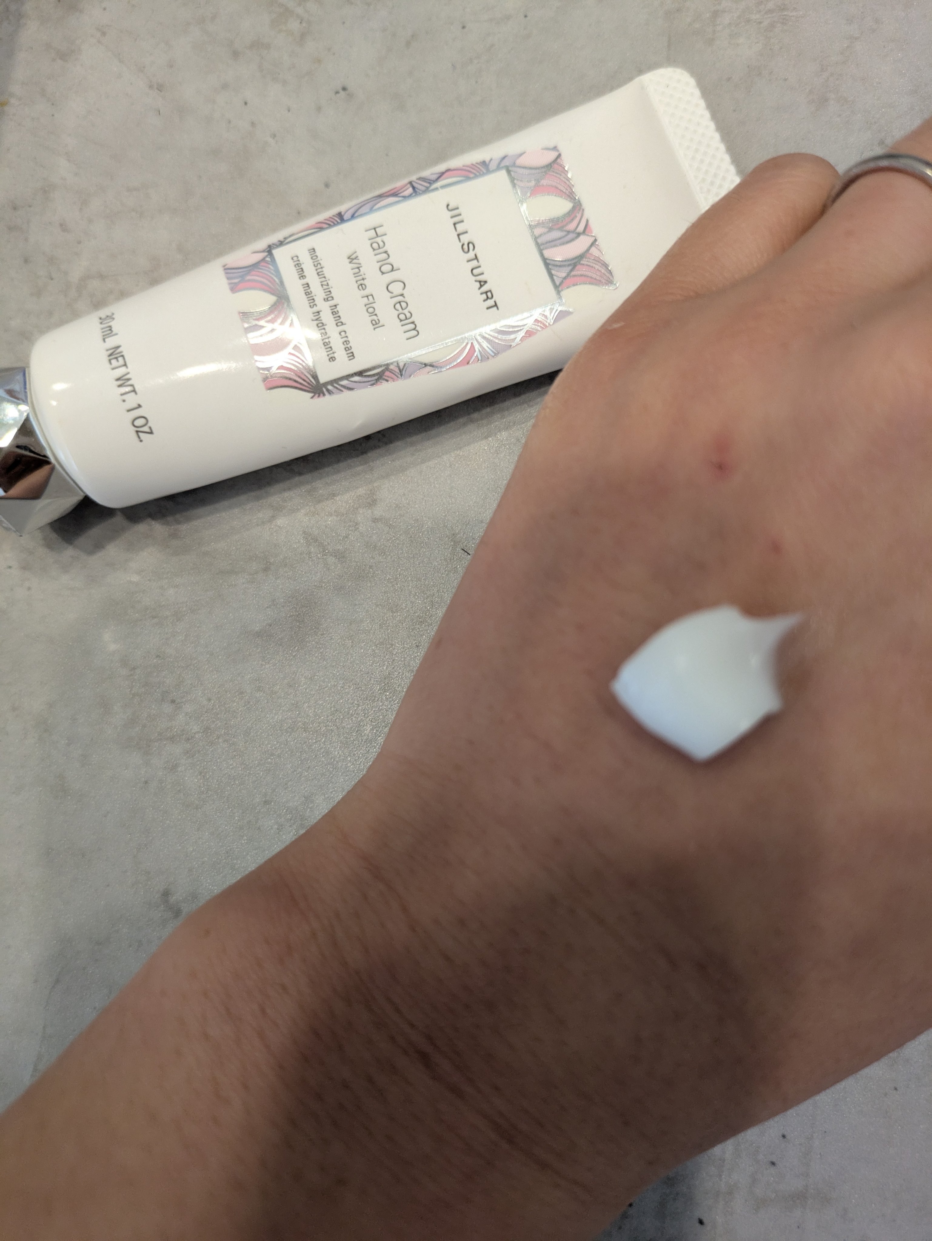 ジルスチュアート ハンドクリーム ホワイトフローラル/JILL STUART/ハンドクリームを使ったクチコミ（2枚目）