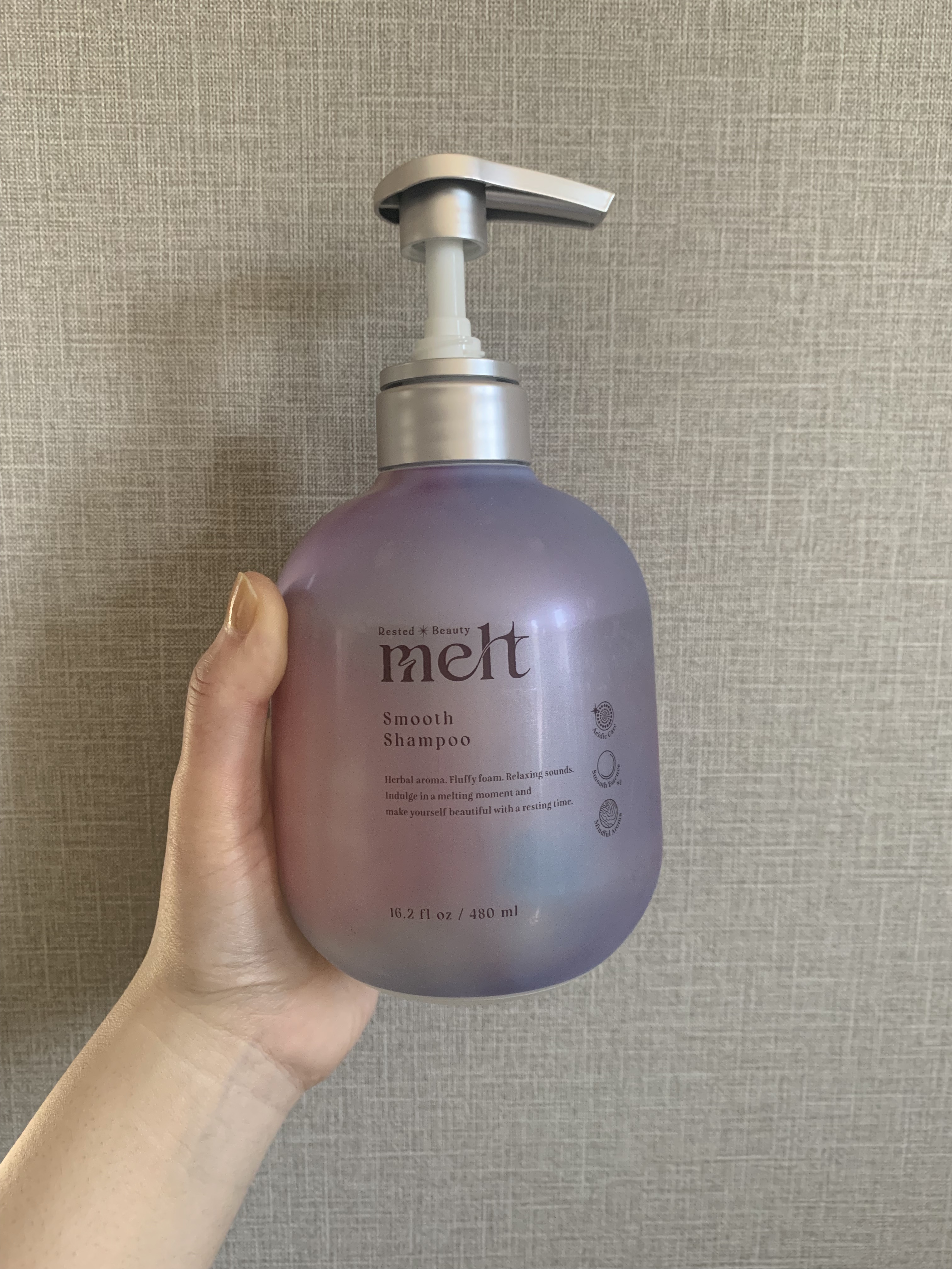 ピンクの方が元々好きで
使い切ったので新しい方も購入🛒

洗い流しの時絶対きしみたくなくて、
このシリーズはきしまないので好きです🫶🏻
あとパッケージもかわいい

ピンクより髪が軽くてふわふわに
仕上がる気がします！
ツヤというよりサ