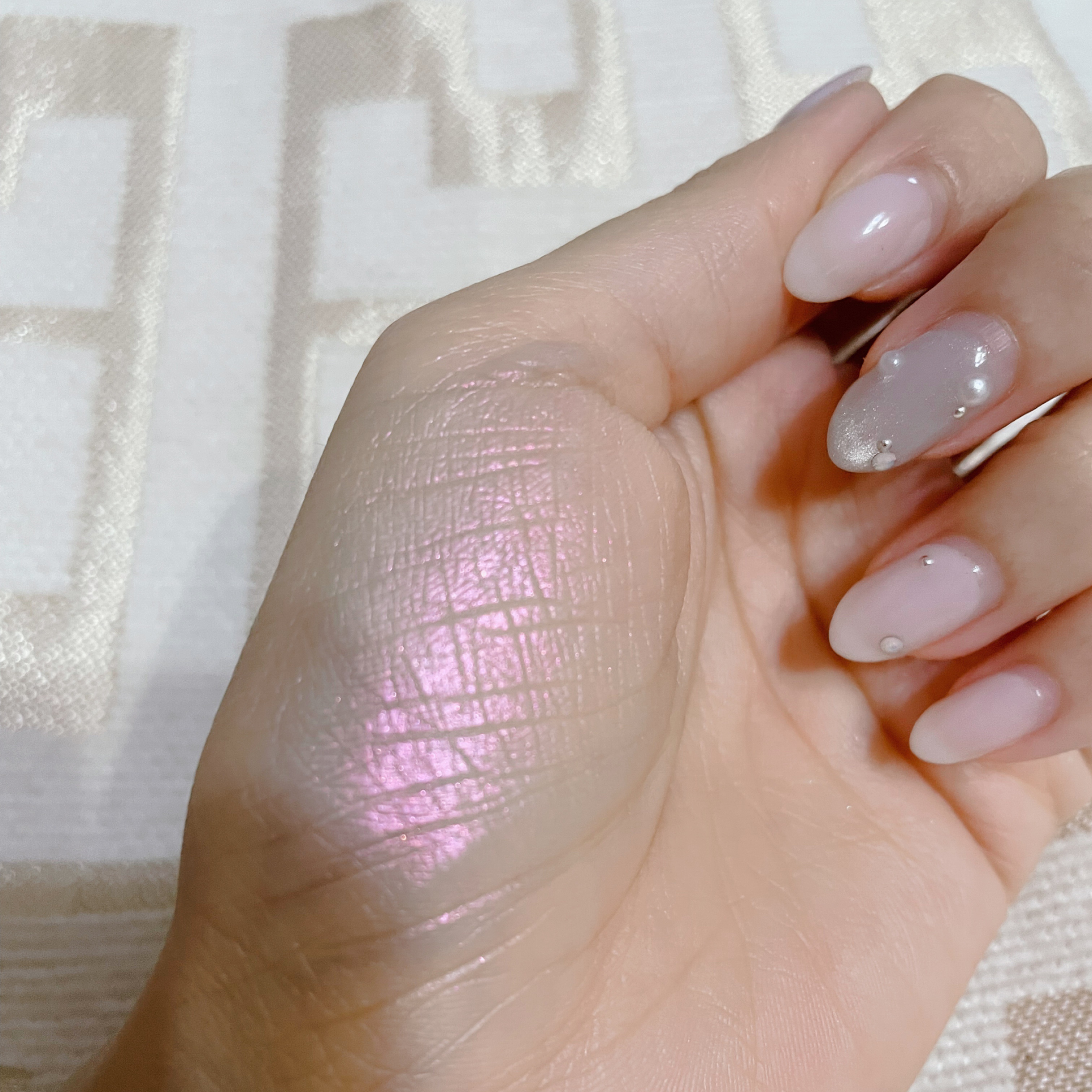 フィー グリッツストーンハイライター HL07 ルビーリボン/fwee/パウダーハイライトを使ったクチコミ（3枚目）