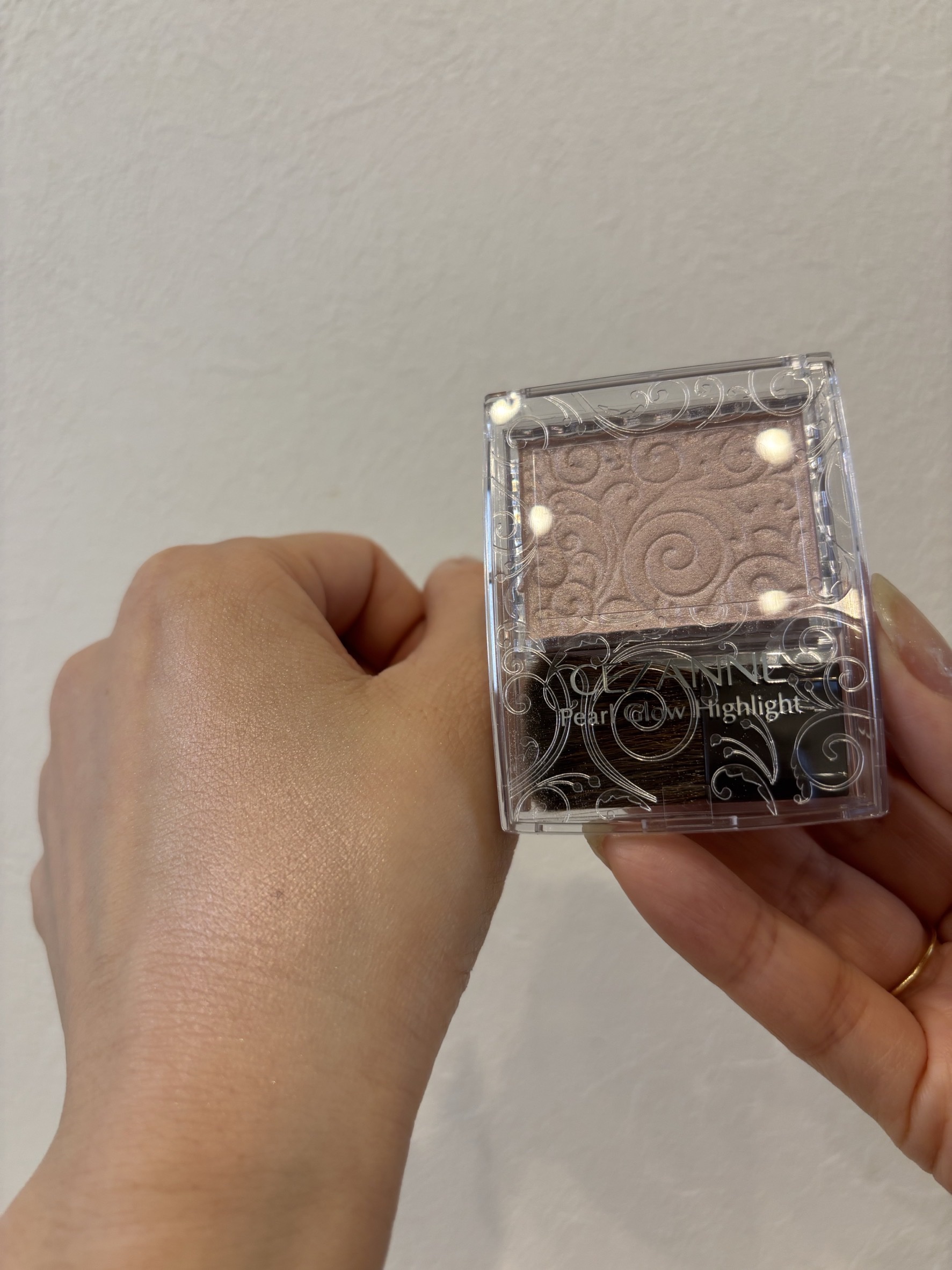 パールグロウハイライト 04 シェルピンク/CEZANNE/パウダーハイライトを使ったクチコミ（2枚目）