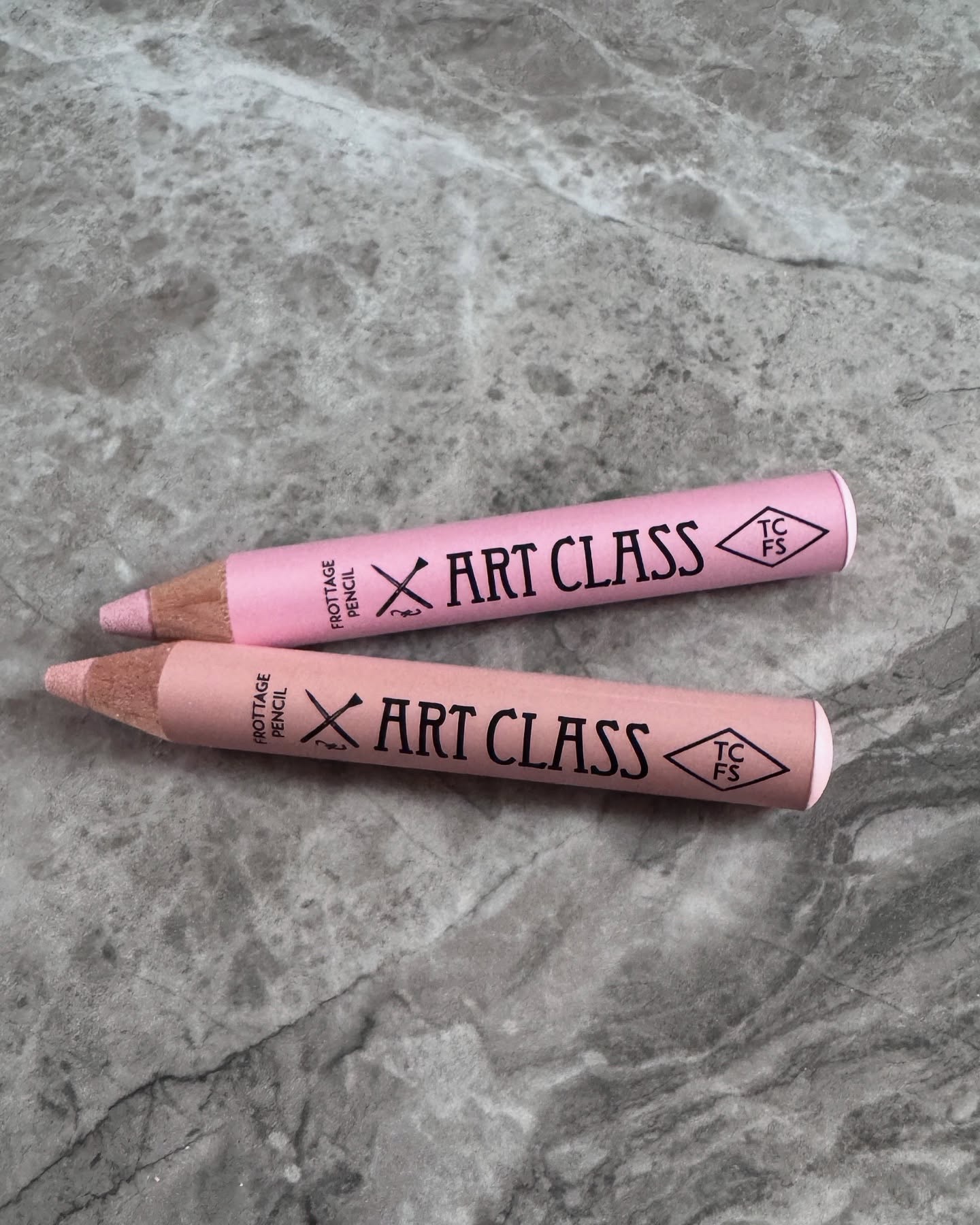 ＼新色登場／
トゥークールフォースクールの大人気アイテム【フロッタージュペンシル】に、待望の新色が登場！
【14 ピーチブルーム】と【15 ピオニーティー】で、春らしいふんわり可愛い目元が完成😍

柔らかく描きやすい質感で、初心者さんでも