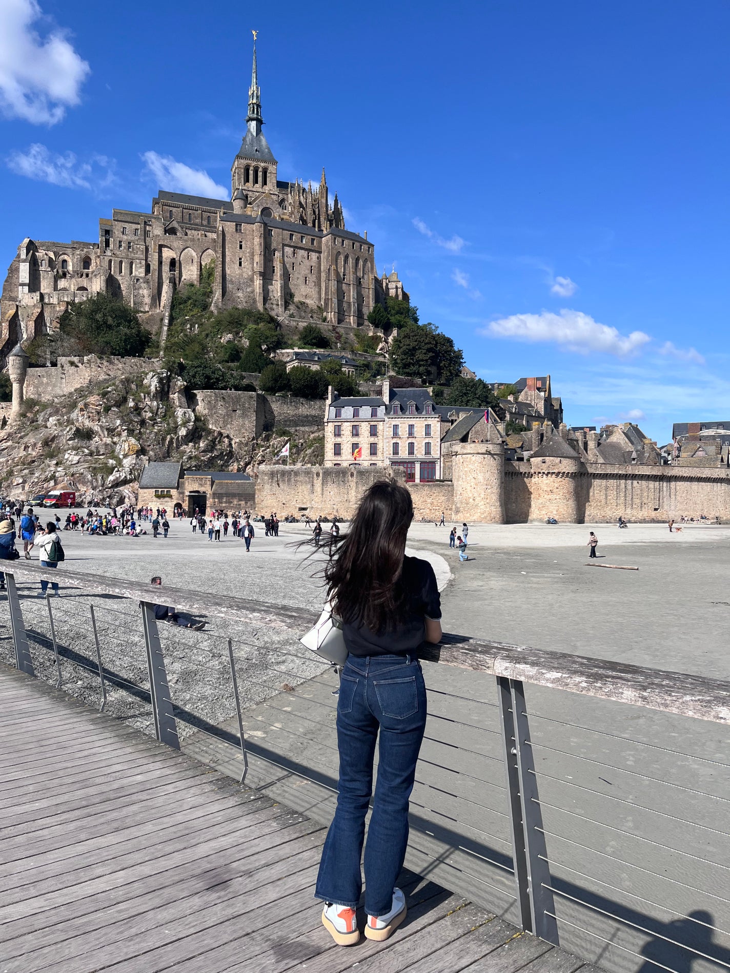 honoka on LIPS 「私は2024年の9月に新婚旅行でフランスとイギリスへ行きました..」(1枚目)