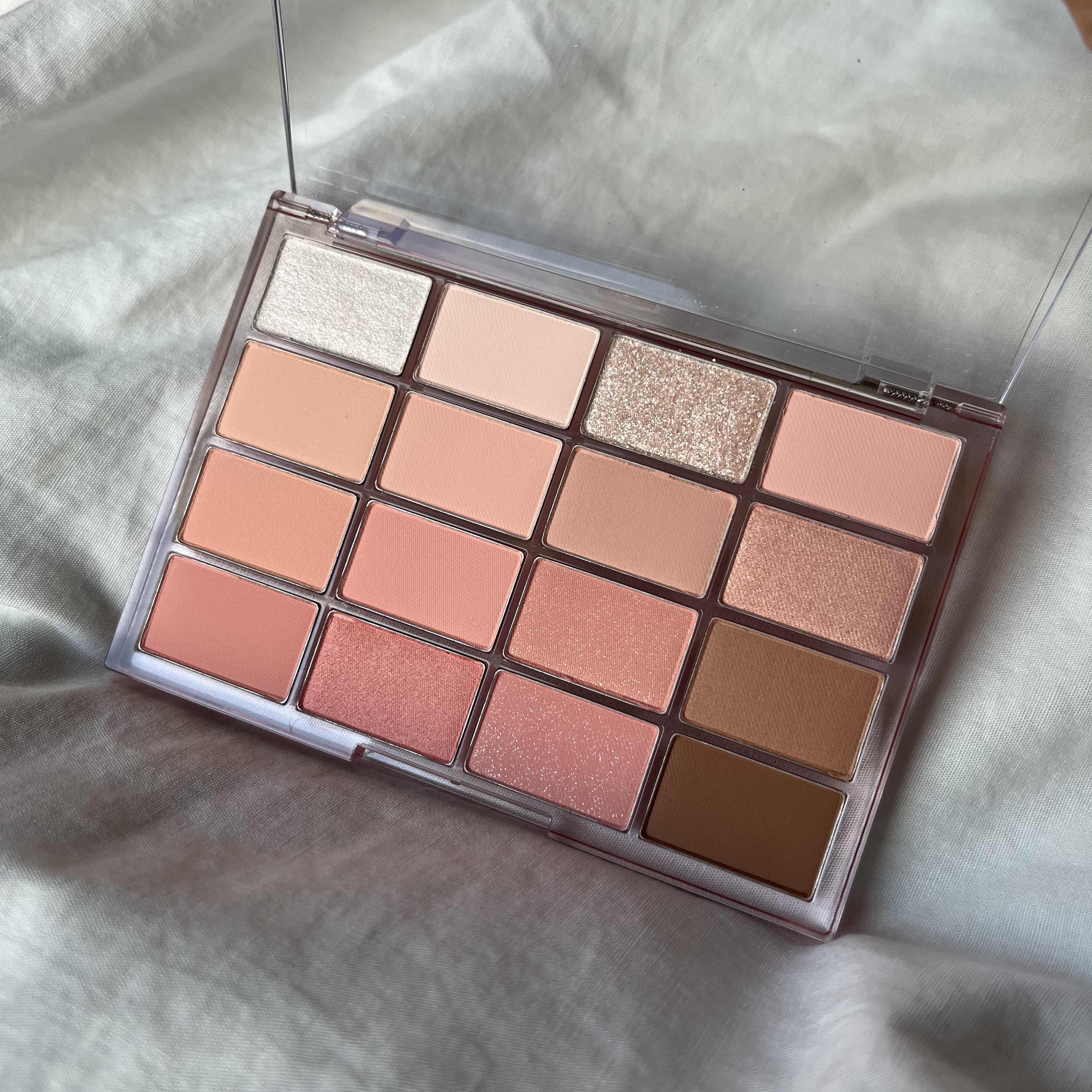 ソフトブラーリングアイパレット/wakemake/アイシャドウパレットを使ったクチコミ（2枚目）